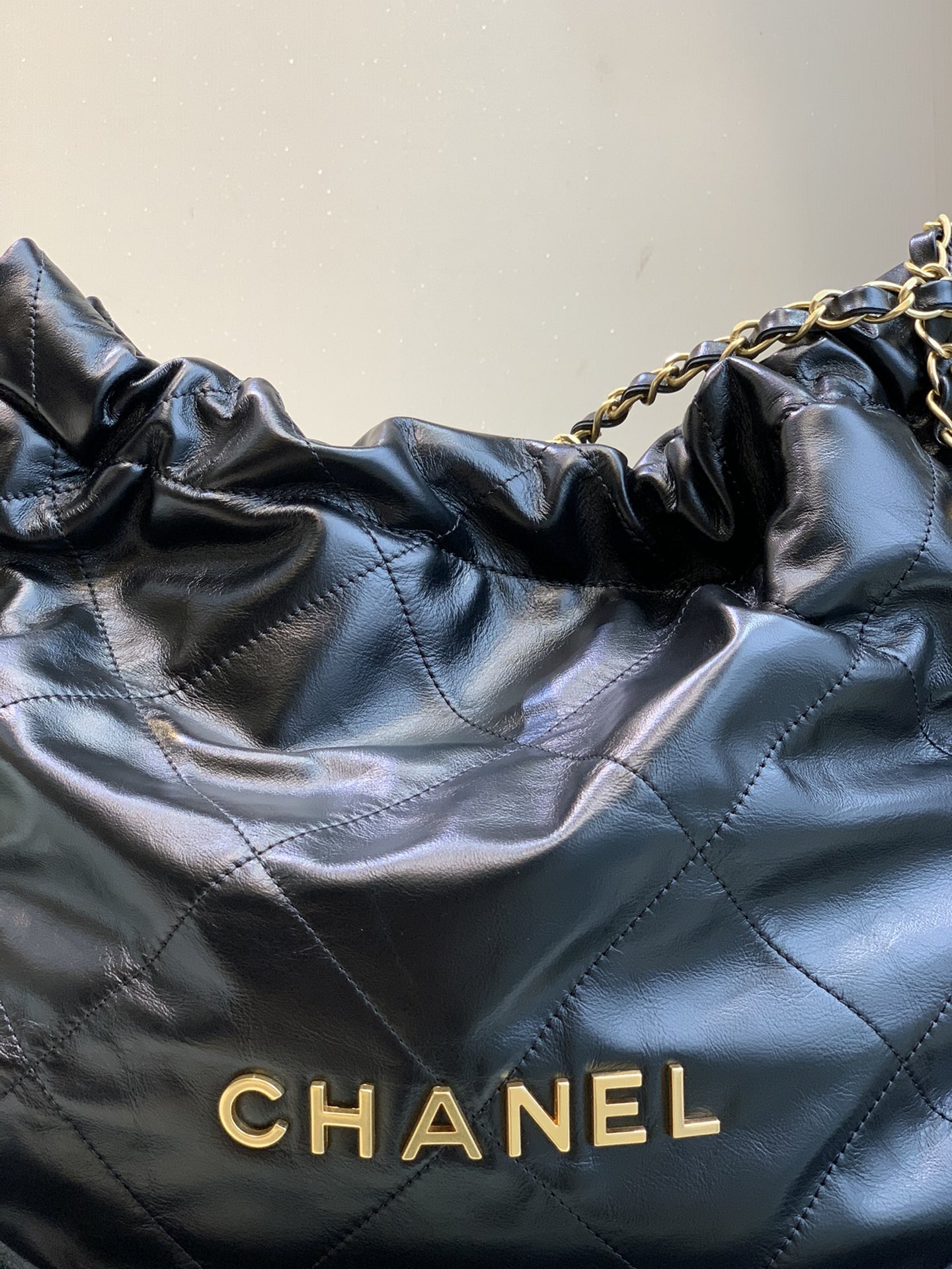 Chanel 22 Medium Handbag in Black Shiny Calfskin Gold-Tone Metal AS3261
