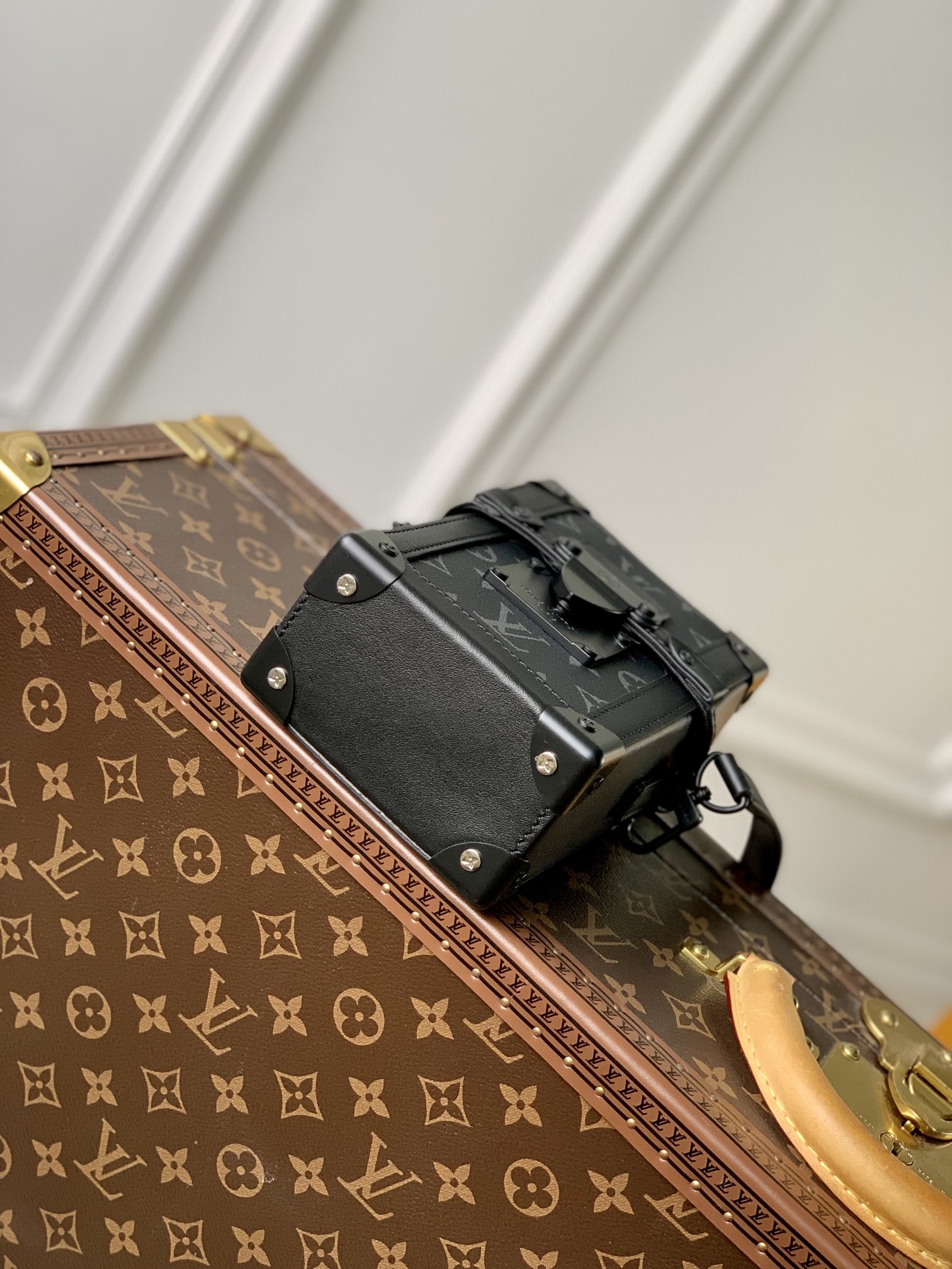 Louis Vuitton LV Vertical Trunk Wearable Wallet M82077