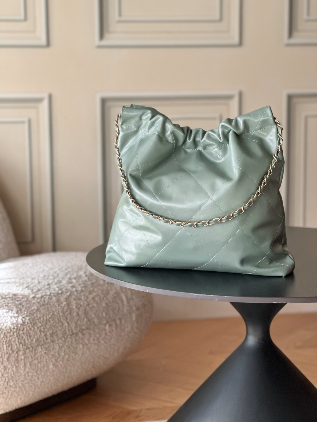 Chanel 22 Medium Handbag in Light green Shiny Calfskin AS3261