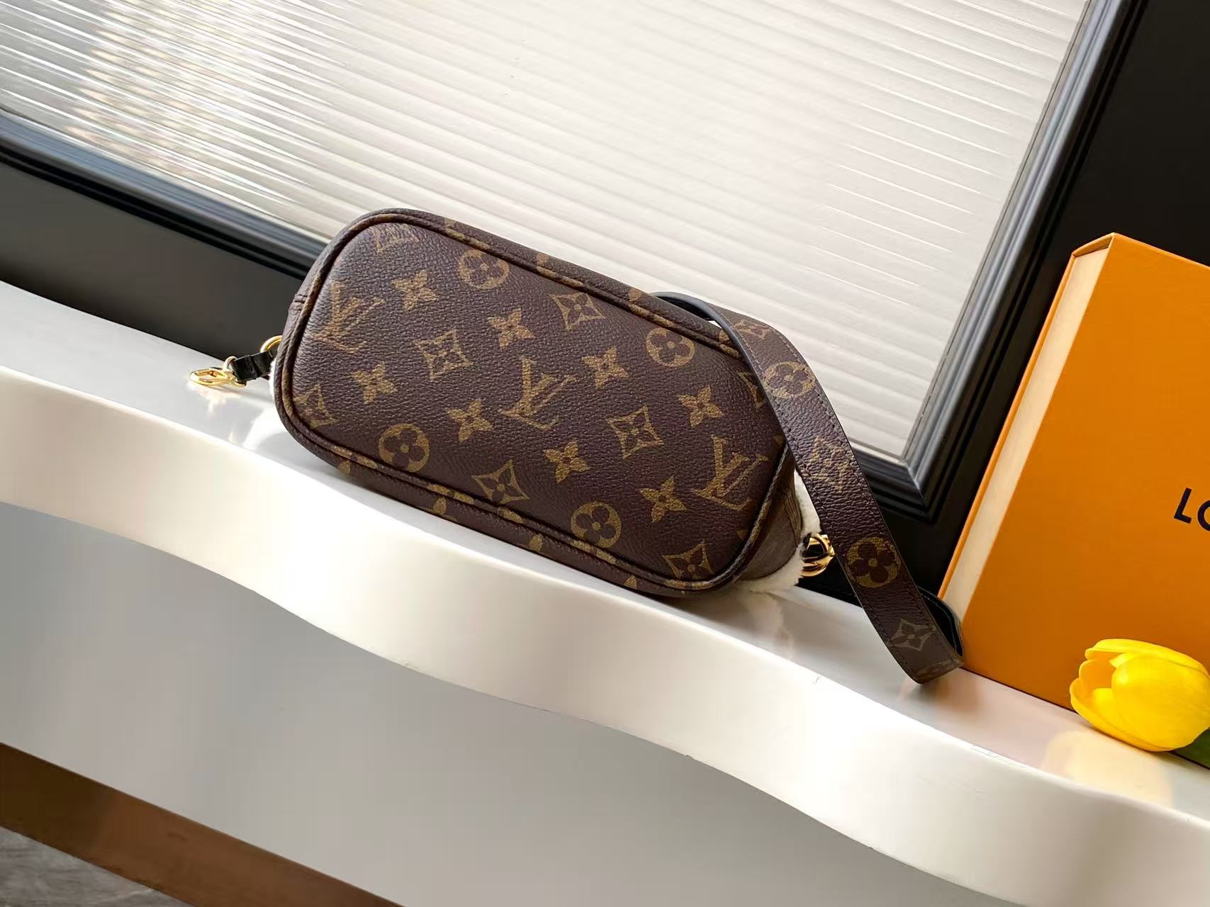 Louis Vuitton Neverfull Bandouli è re Inside Out BB handbag