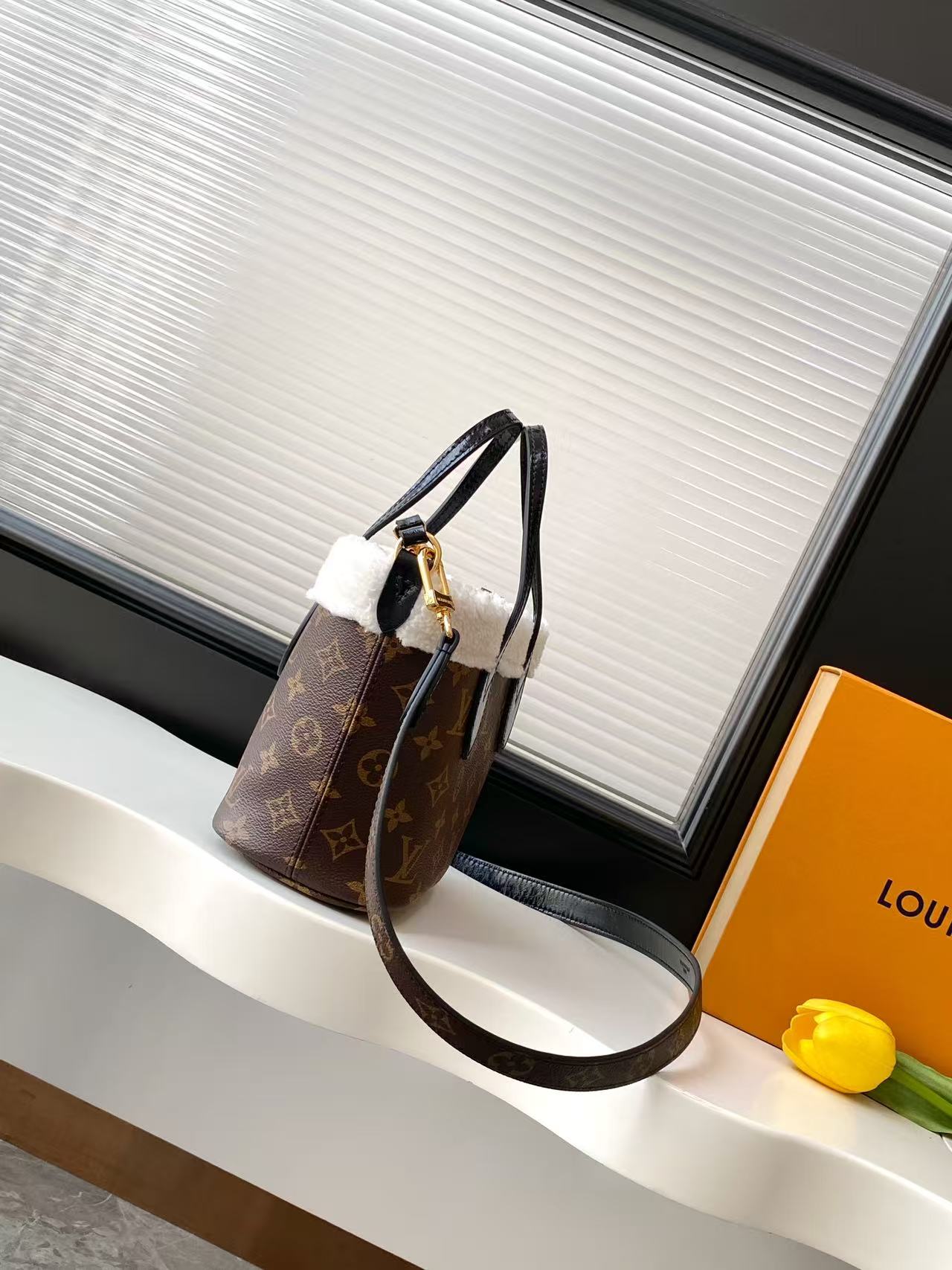 Louis Vuitton Neverfull Bandouli è re Inside Out BB handbag
