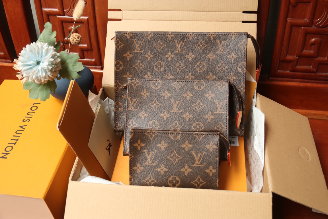 M47195 Trio Toilet Pouch in Monogram Canvas