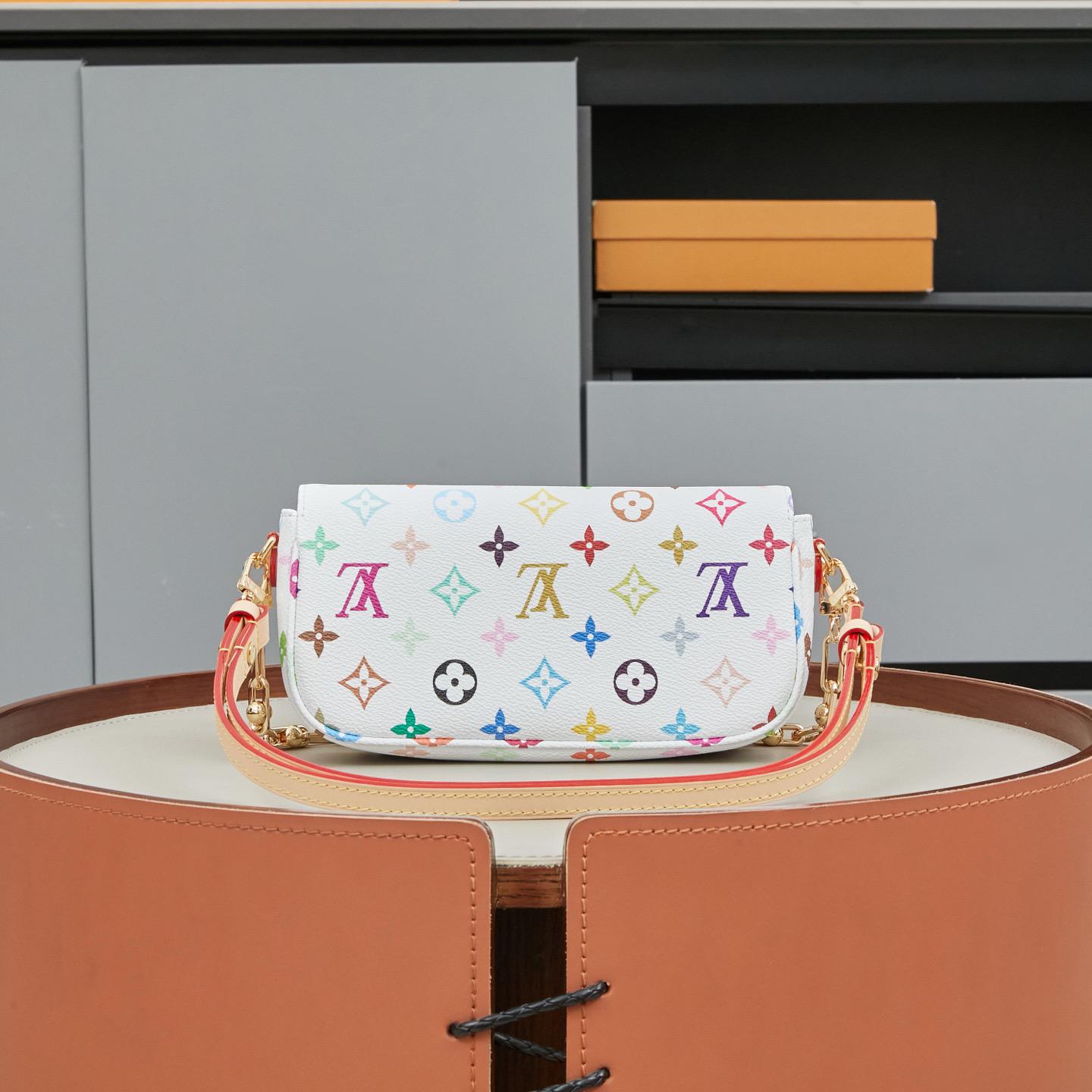 Louis Vuitton LV On Chain Monogram bag