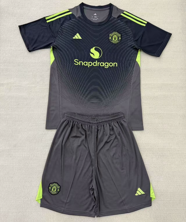 Kids 25/26 Manchester United black Goalkeeper Jersey 16-28