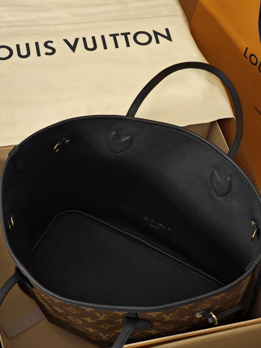 Louis Vuitton LV Neverfull Tote Bag