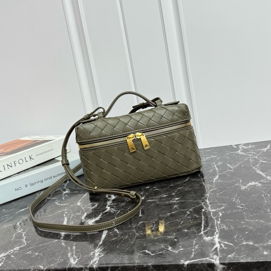 Bottega Cypress Bang Bang Vanity case