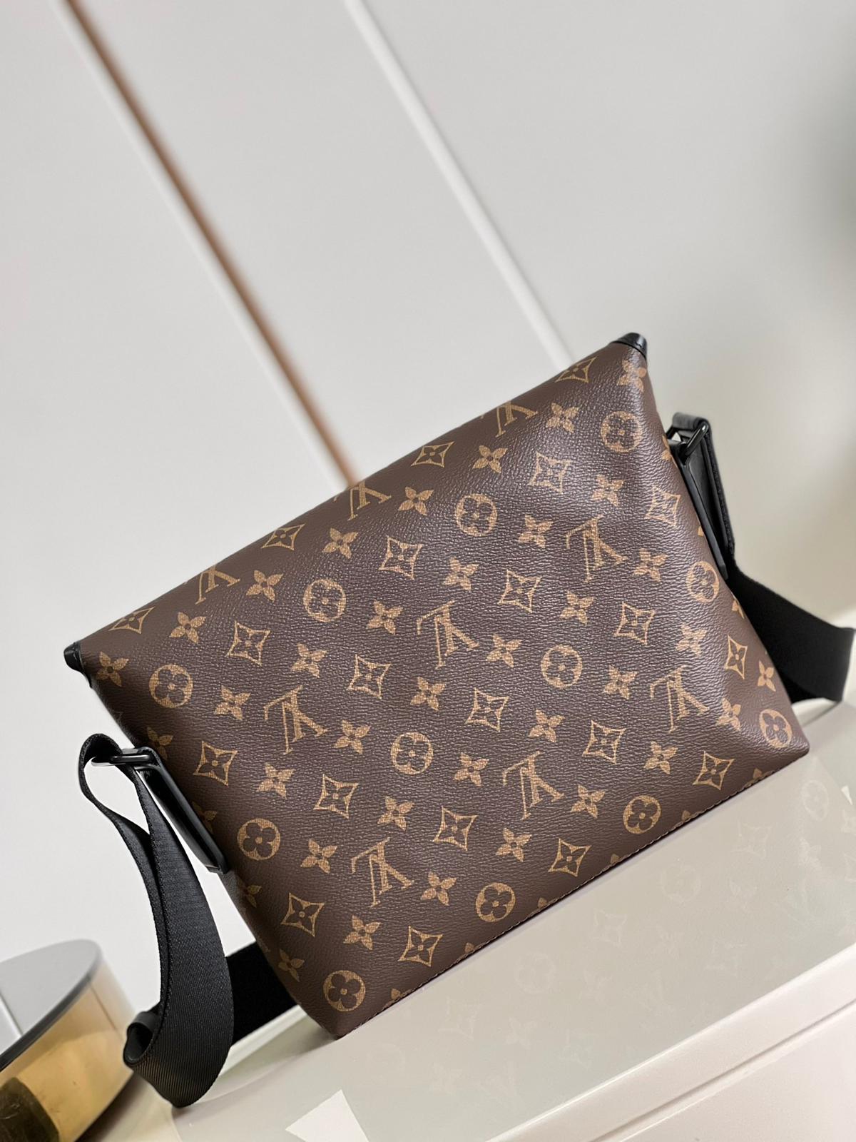 Louis Vuitton monogram messenger bag