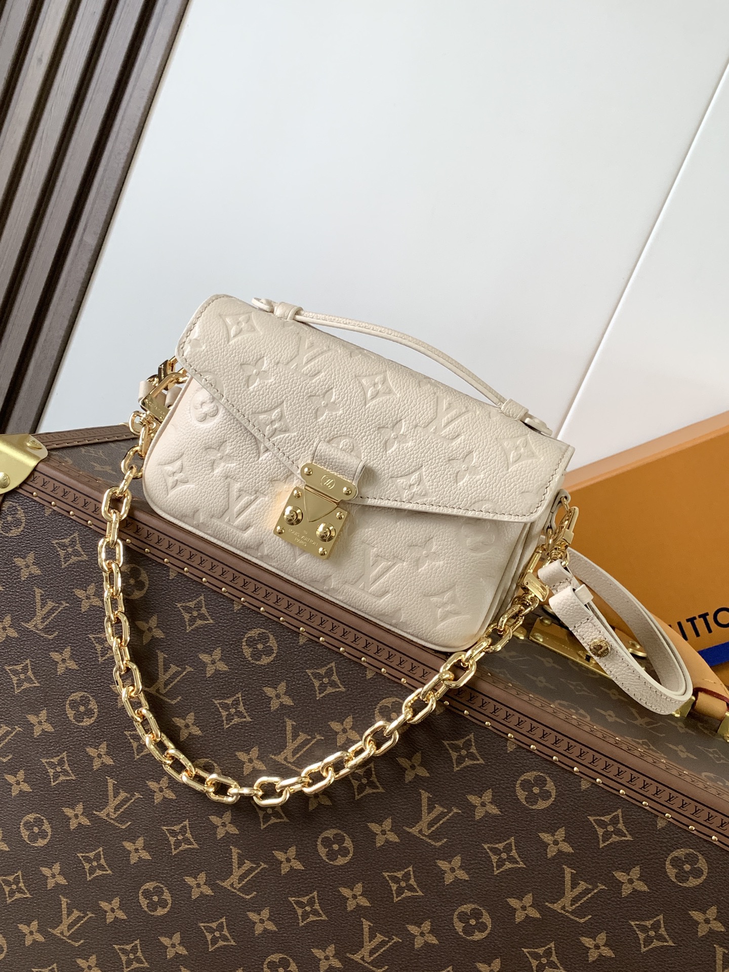 M22942  Pochette Métis East West Bag in Crème Monogram Empreinte leather