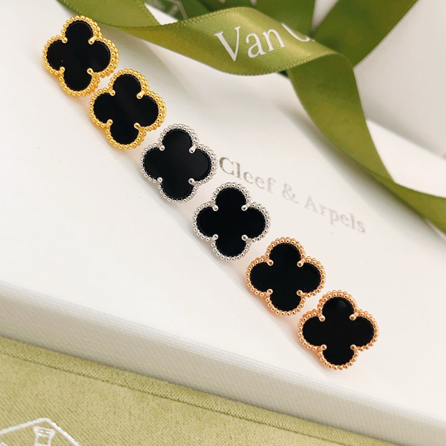 Van Cleef Fashion Medium Earrings 1.5cm