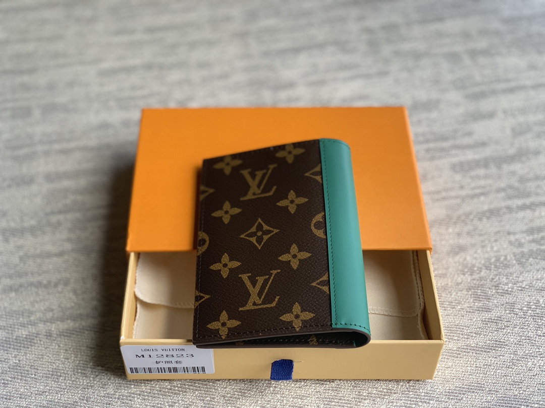 M12823 LV Passport Cover Monogram Canvass-Green