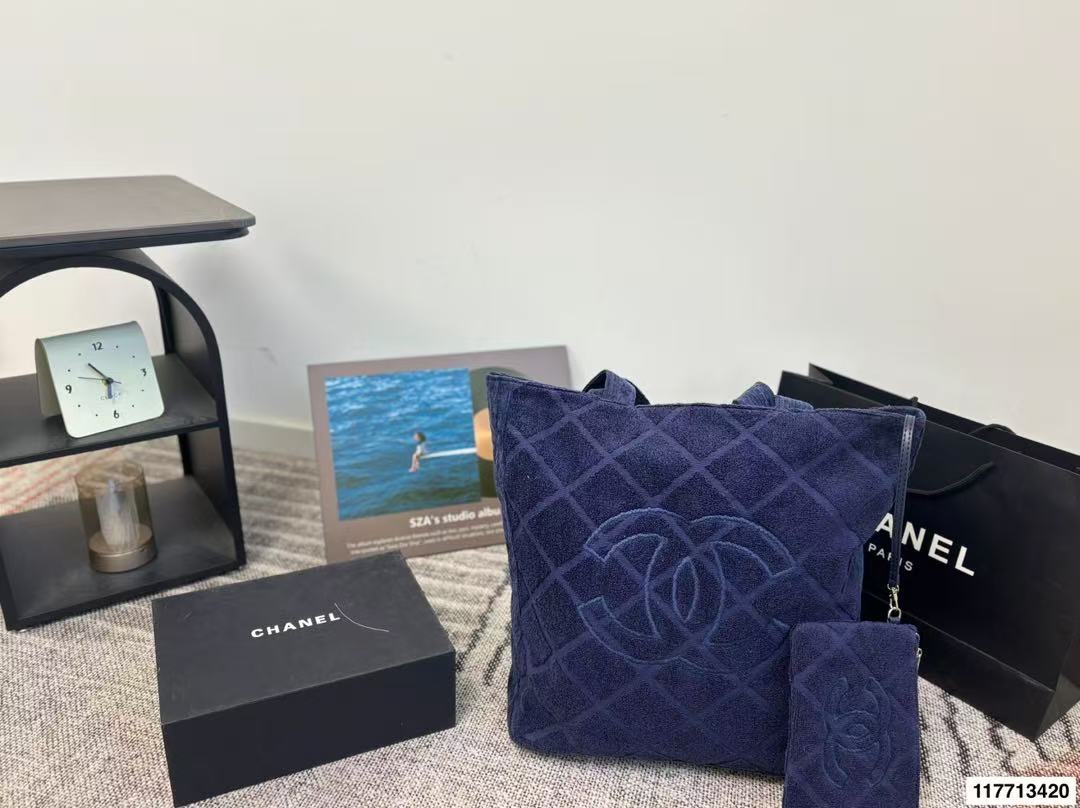 CHANEL 22C 3-in-1 Beach Tote Set – Large Capacity Travel Bag with Toiletry Pouch & Towel, Quilted Double C Logo Soft Lightweight Shoulder Bag (36×40cm)