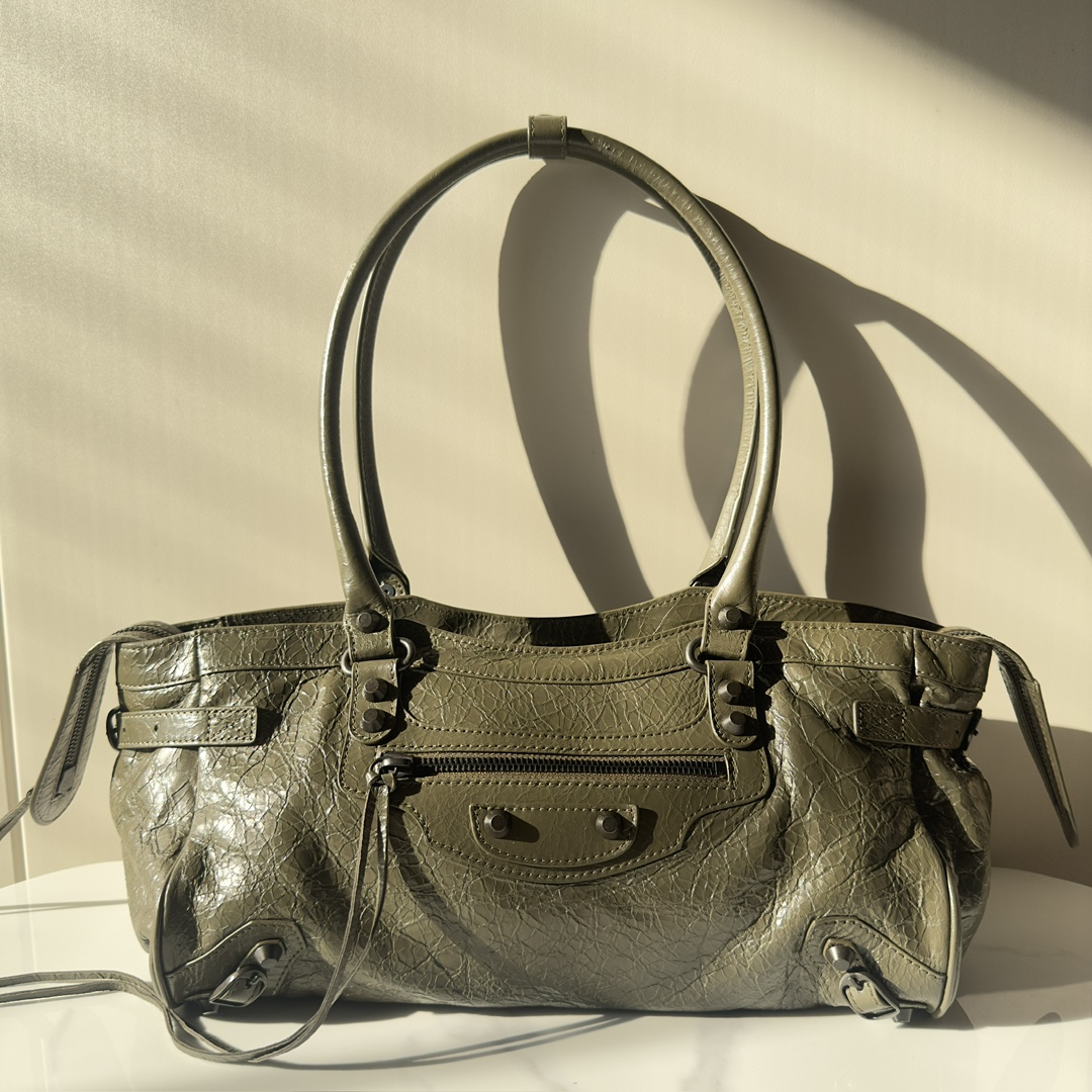 𝐁alenciaga Le City Bag East-west in Army Green Lambskin