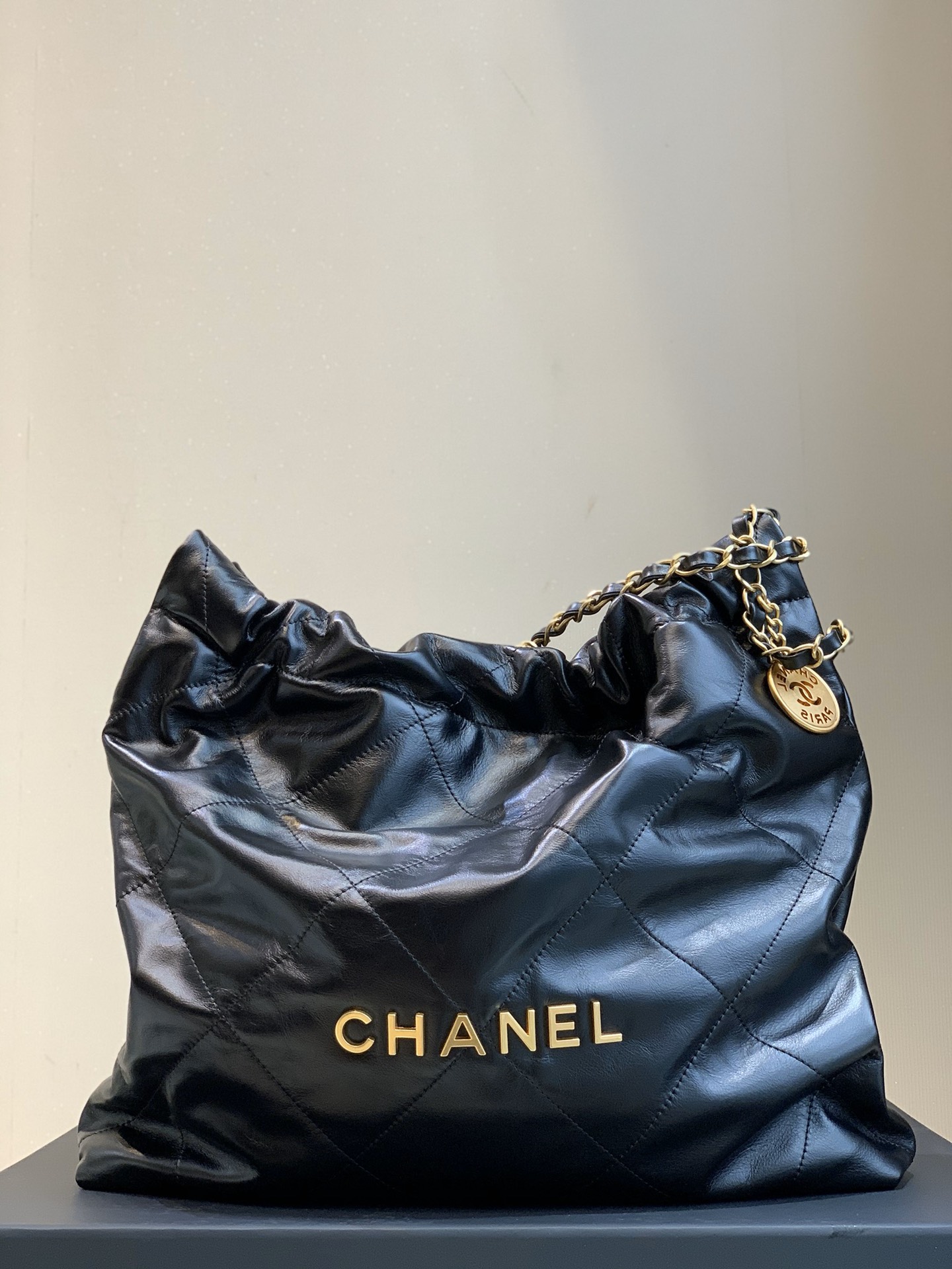 Chanel 22 Medium Handbag in Black Shiny Calfskin Gold-Tone Metal AS3261