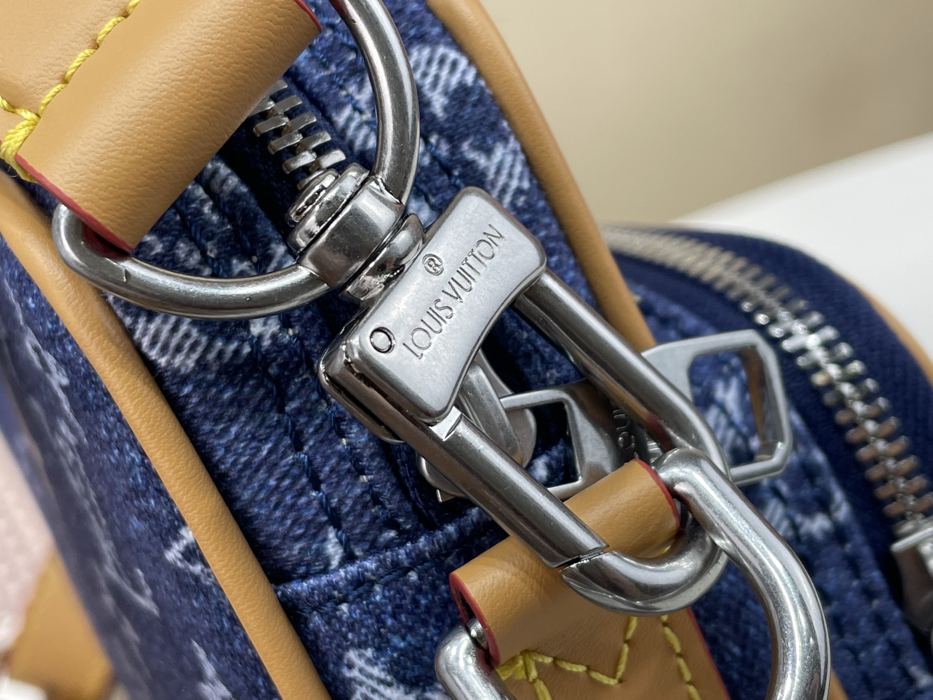 Louis Vuitton batch NIL mailman handbag m27553