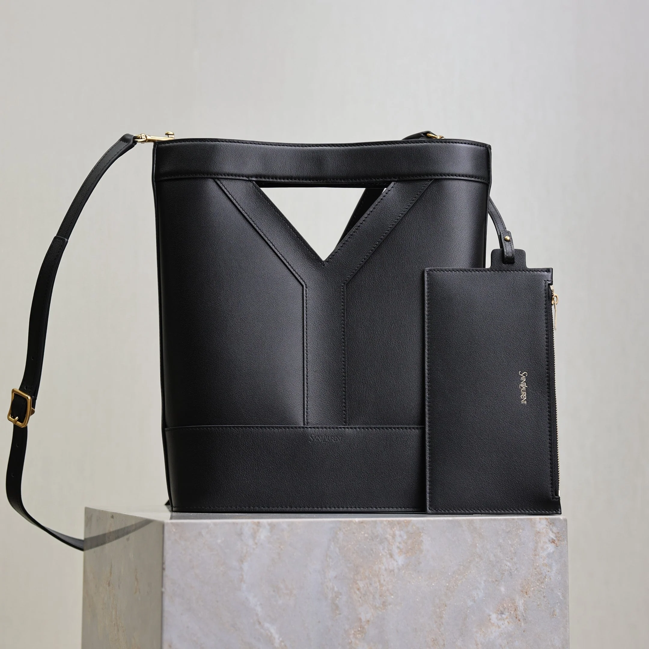 Saint Laurent YSLSmall Bucket 23cm Black Leather