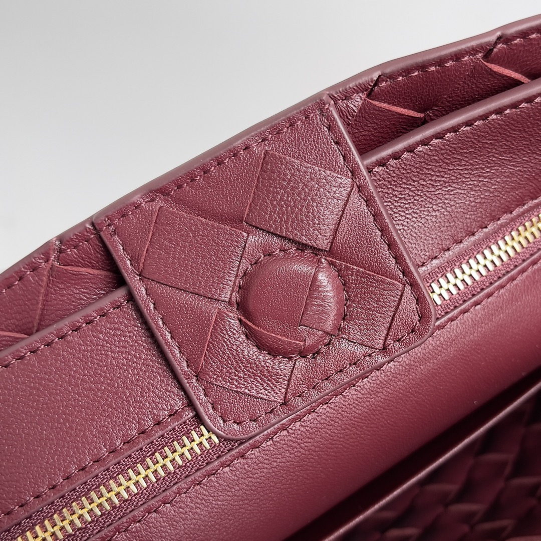 Bottega Veneta Andiamo Fashionable Old Money Style Handbag