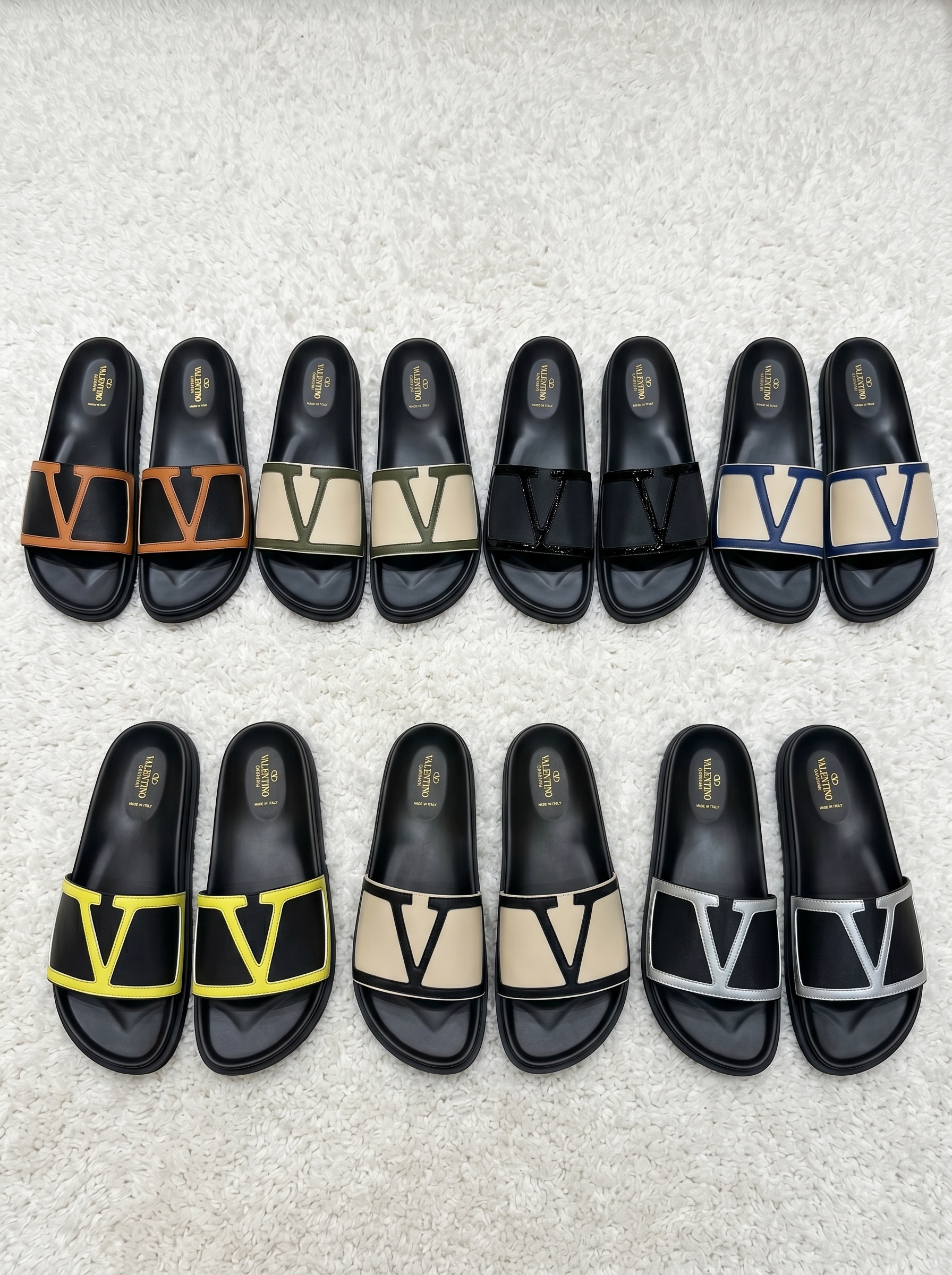 Valentino Garavani VLogo Contrast Trim Black Rubber Wide Band Men's Pool Slides - KAIROO