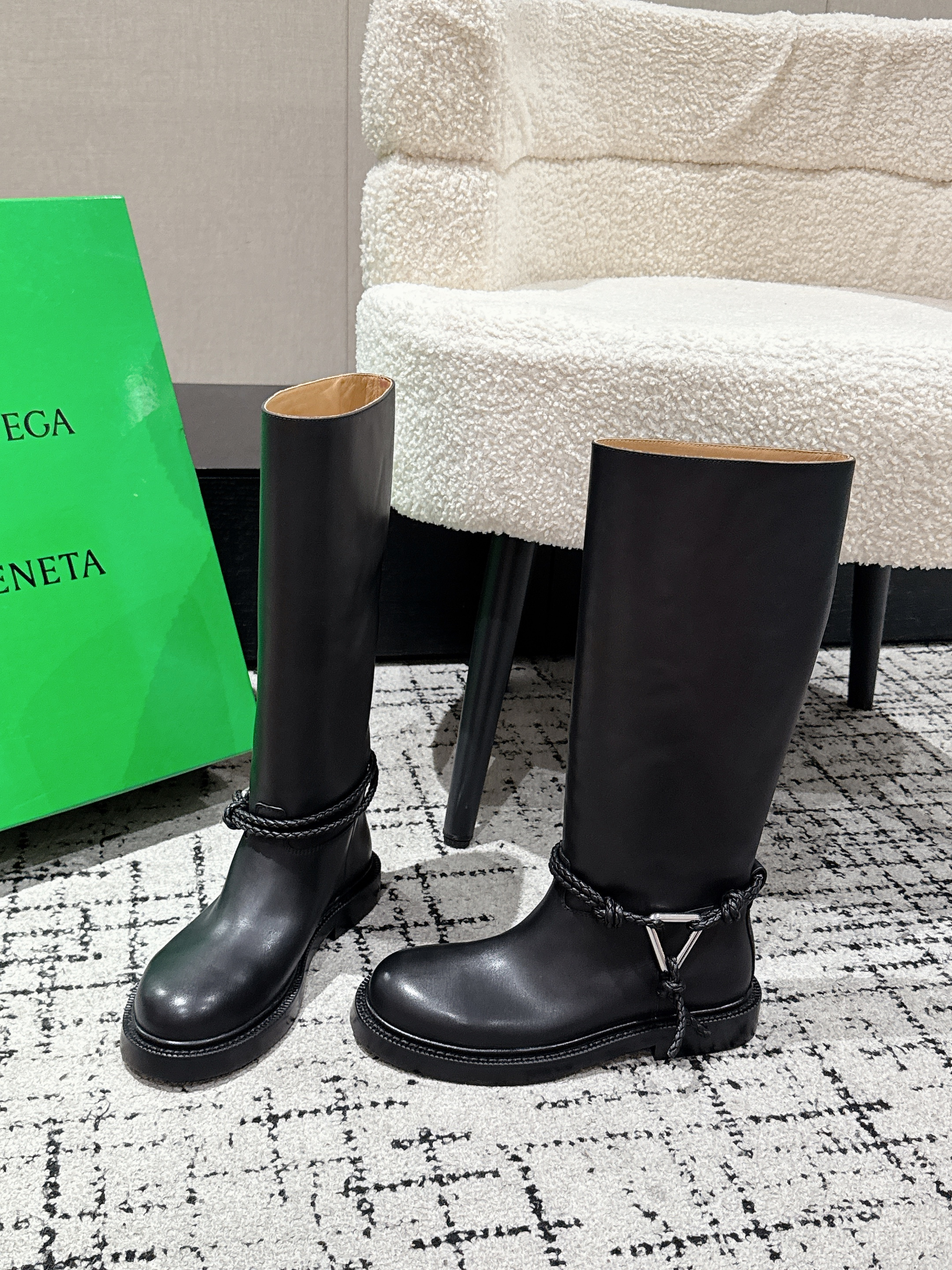 Bottega James Medium Boot Black leather