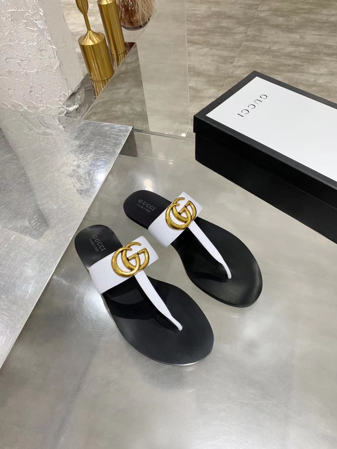 Gucci GG Marmont Interlocking G Hardware Leather  T-Strap Flat Thong Sandals - KAIROO