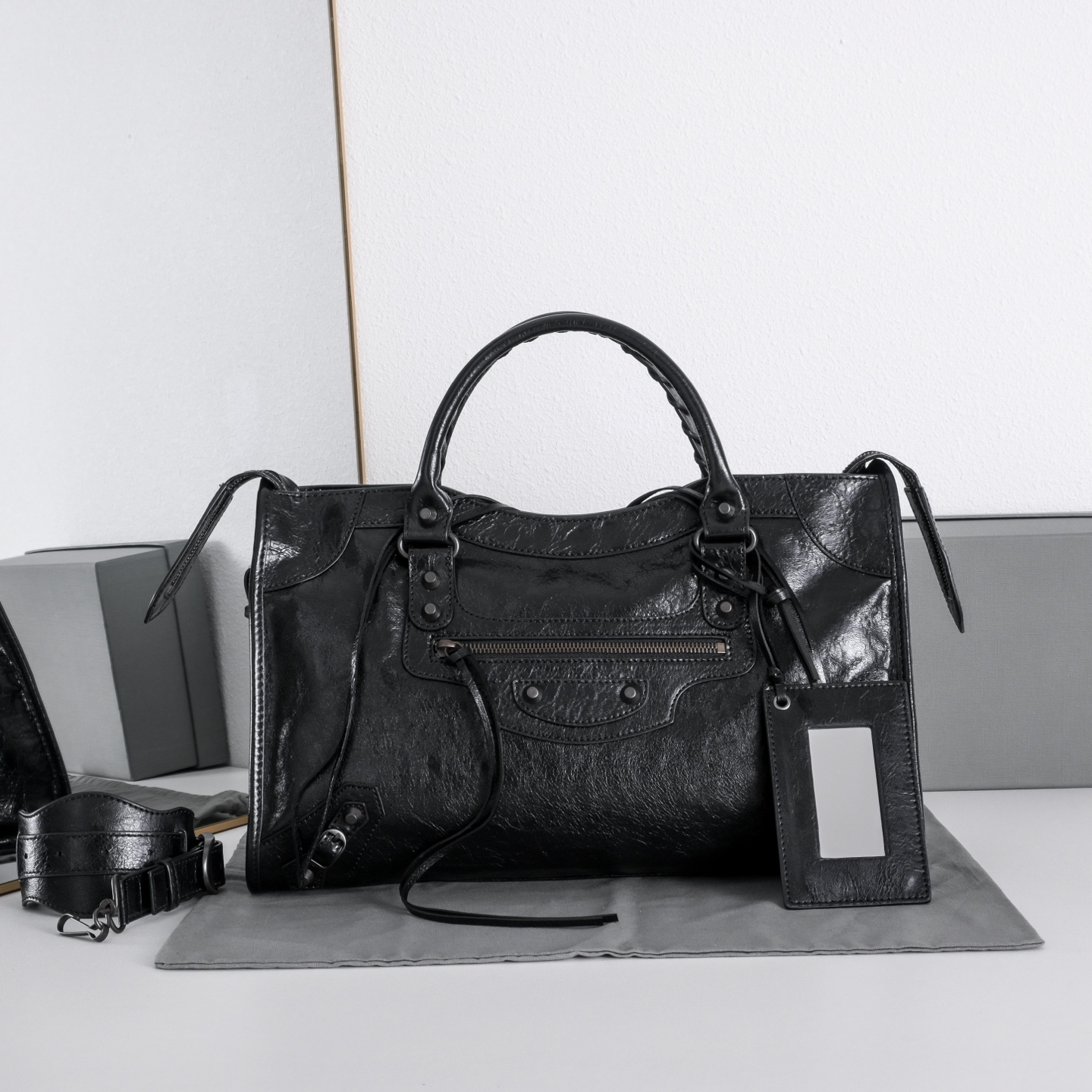 𝐁alenciaga Le City Bag Medium in light Black Lambskin