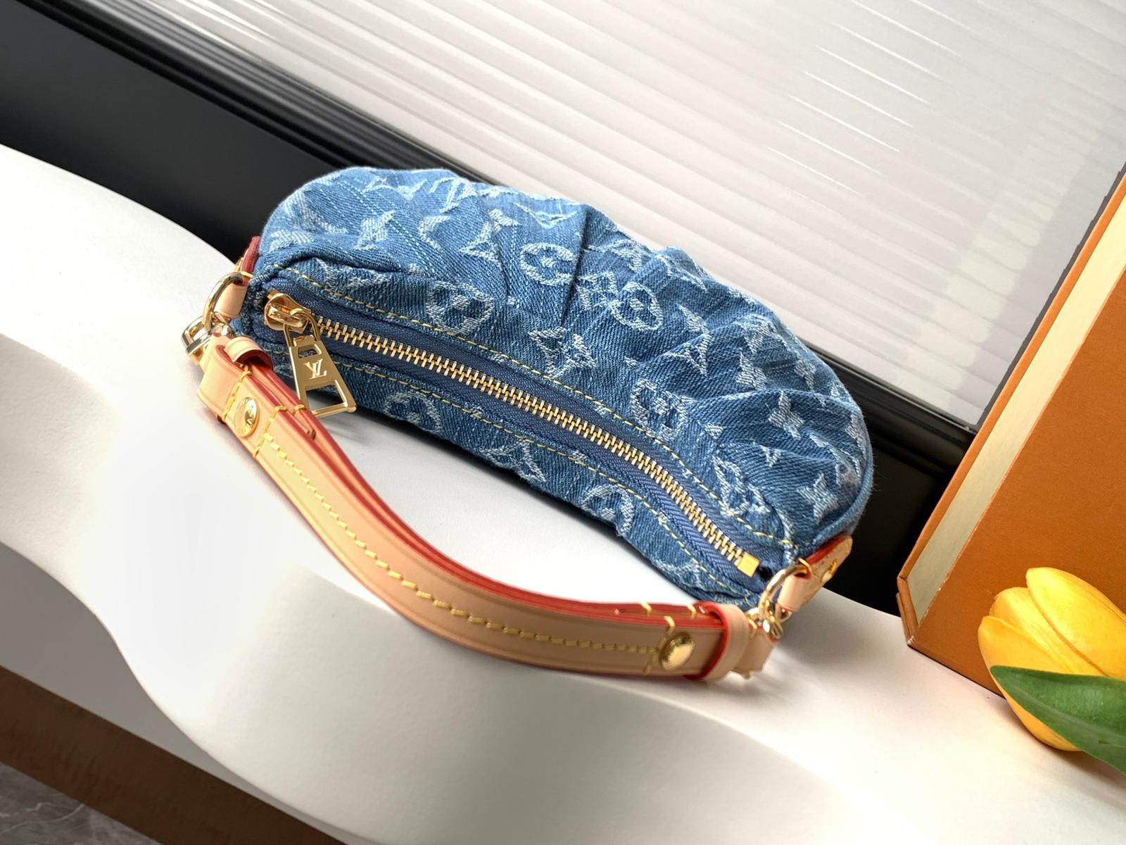 Louis Vuitton LV Pochette Valley
