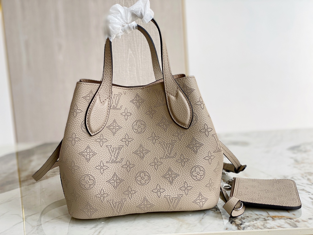 Louis Vuitton LV Blossom PM M21849