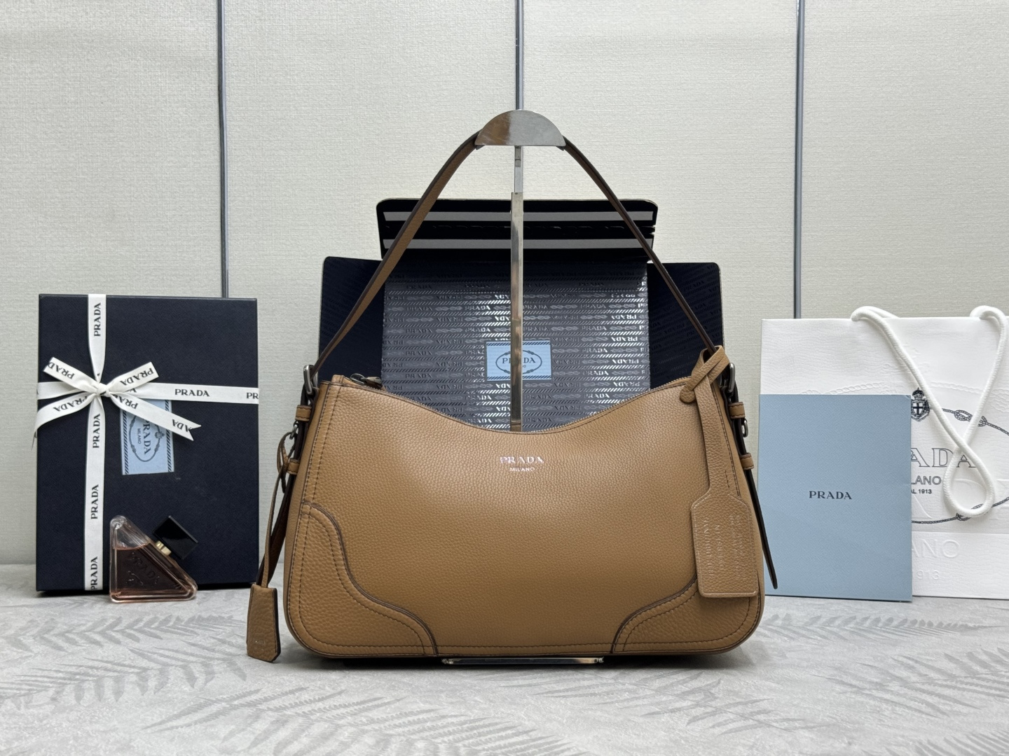 Prada Aimèe large leather shoulder bag-Caramel 1BC280