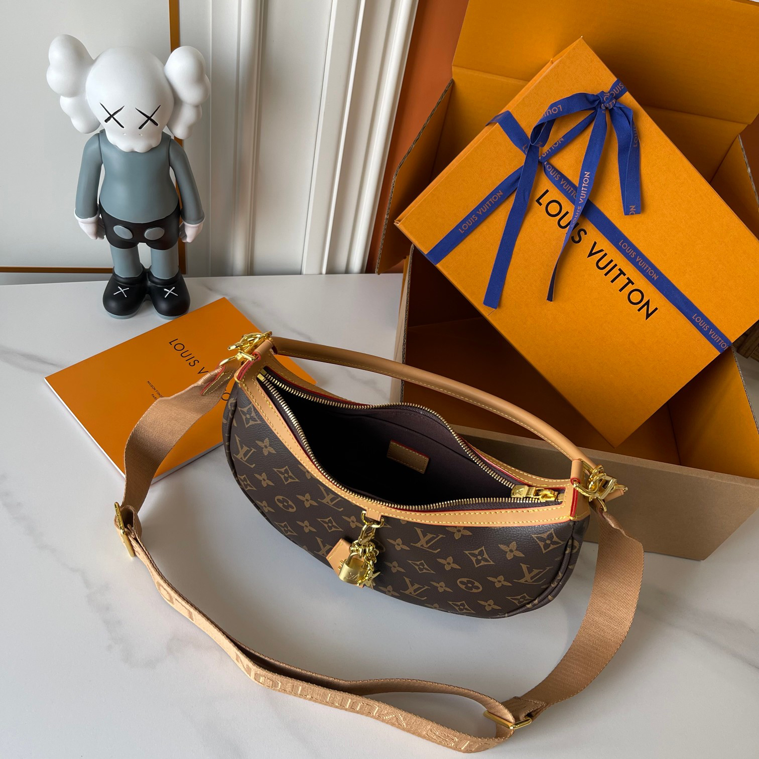 Louis Vuitton new loop hobo handbag
