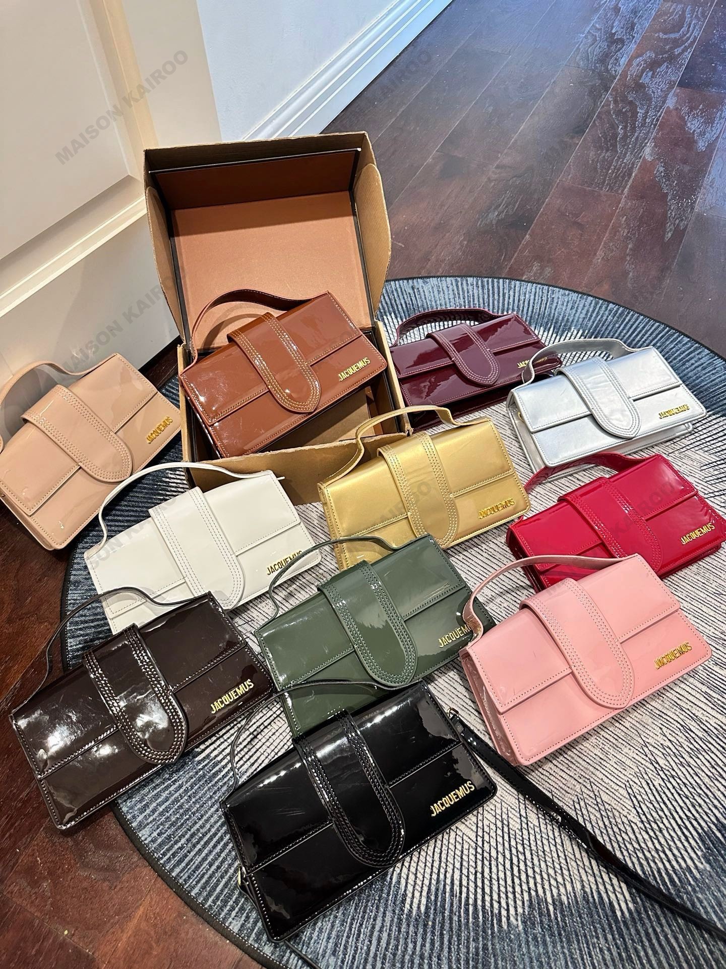 Jacquemus Le Grand Bambino 24 Gloss Patent Leather Trapezoidal Flap Top Handle Box Crossbody Bag - KAIROO