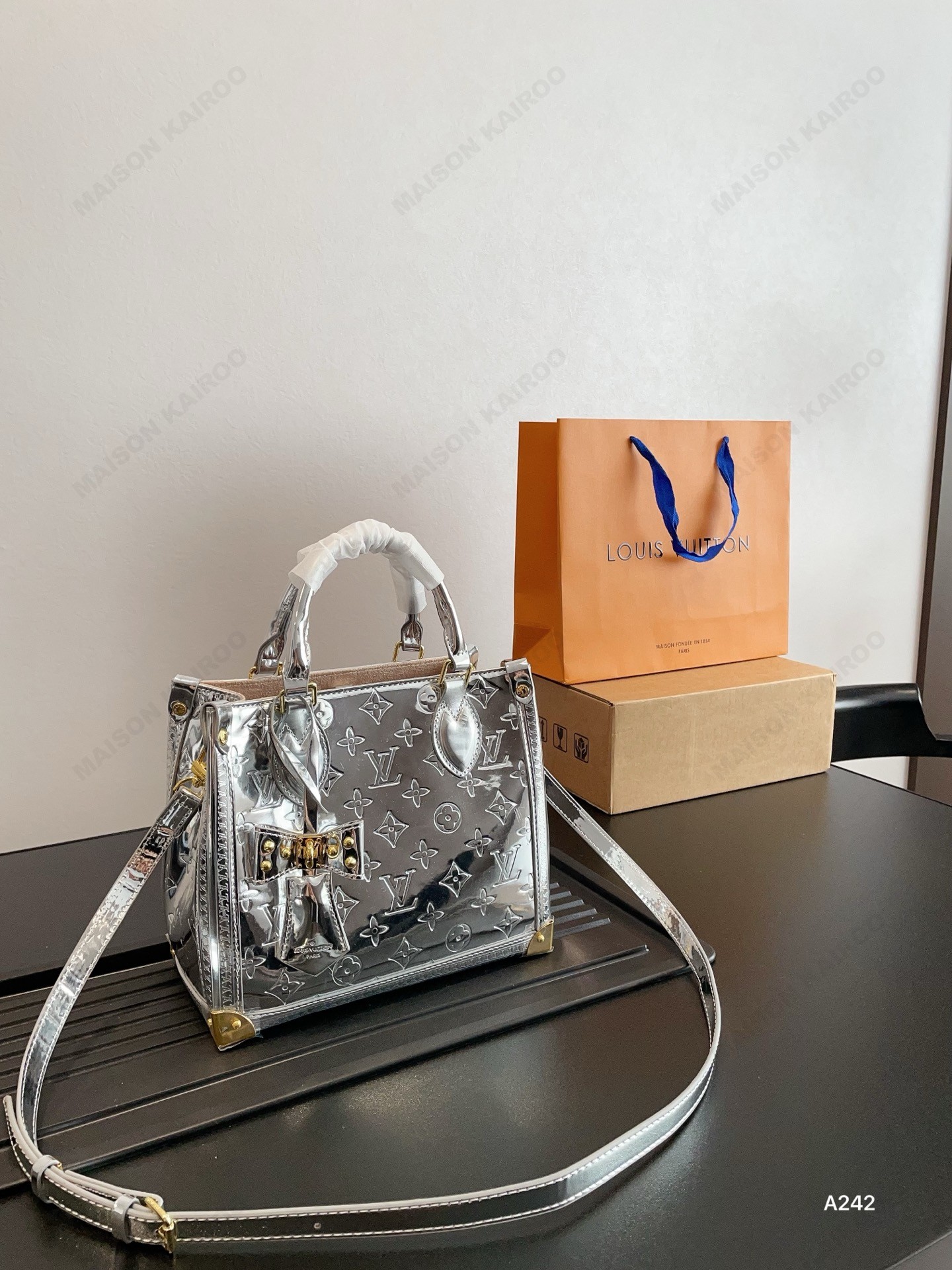 Louis Vuitton LV OnTheGo Studded Trunk Corners PM/MM Silver Mirror Monogram Embossed Top Handle Bag - KAIROO