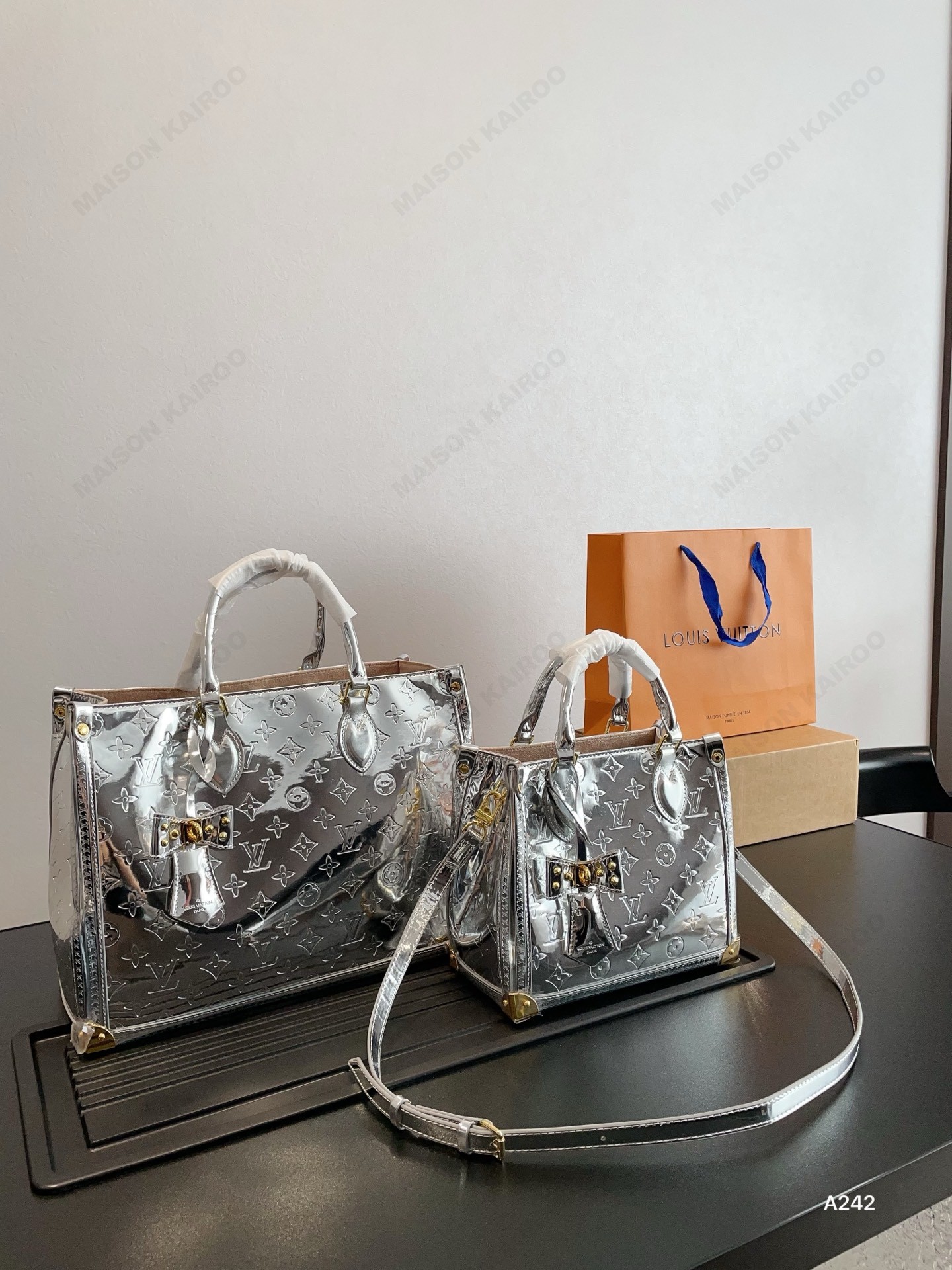 Louis Vuitton LV OnTheGo Studded Trunk Corners PM/MM Silver Mirror Monogram Embossed Top Handle Bag - KAIROO