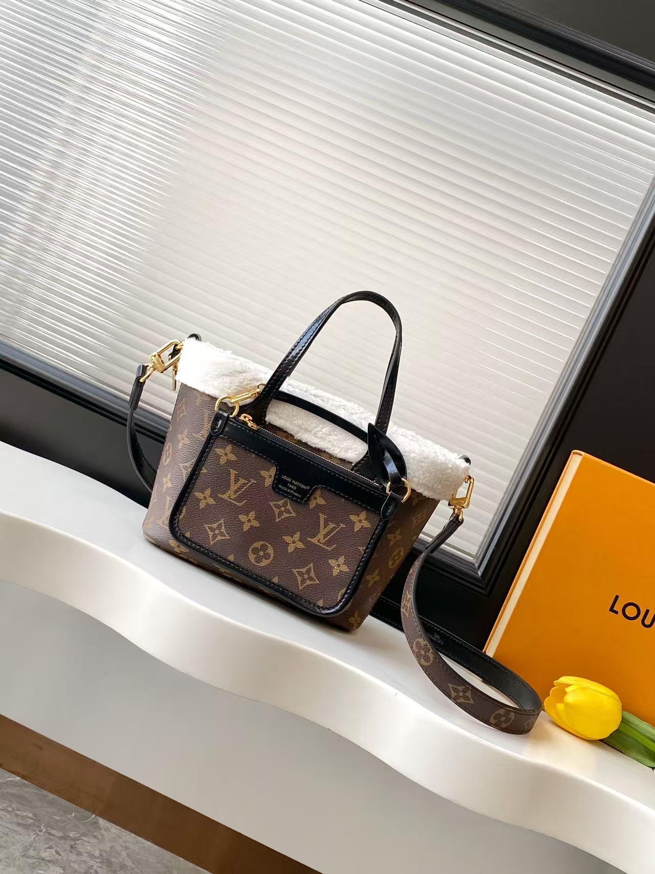 Louis Vuitton Neverfull Bandouli è re Inside Out BB handbag