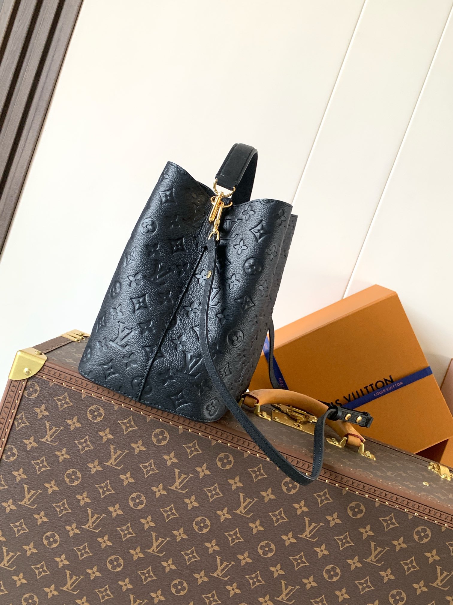 M45256 NéoNoé bucket bag MM in Monogram Empreinte leather