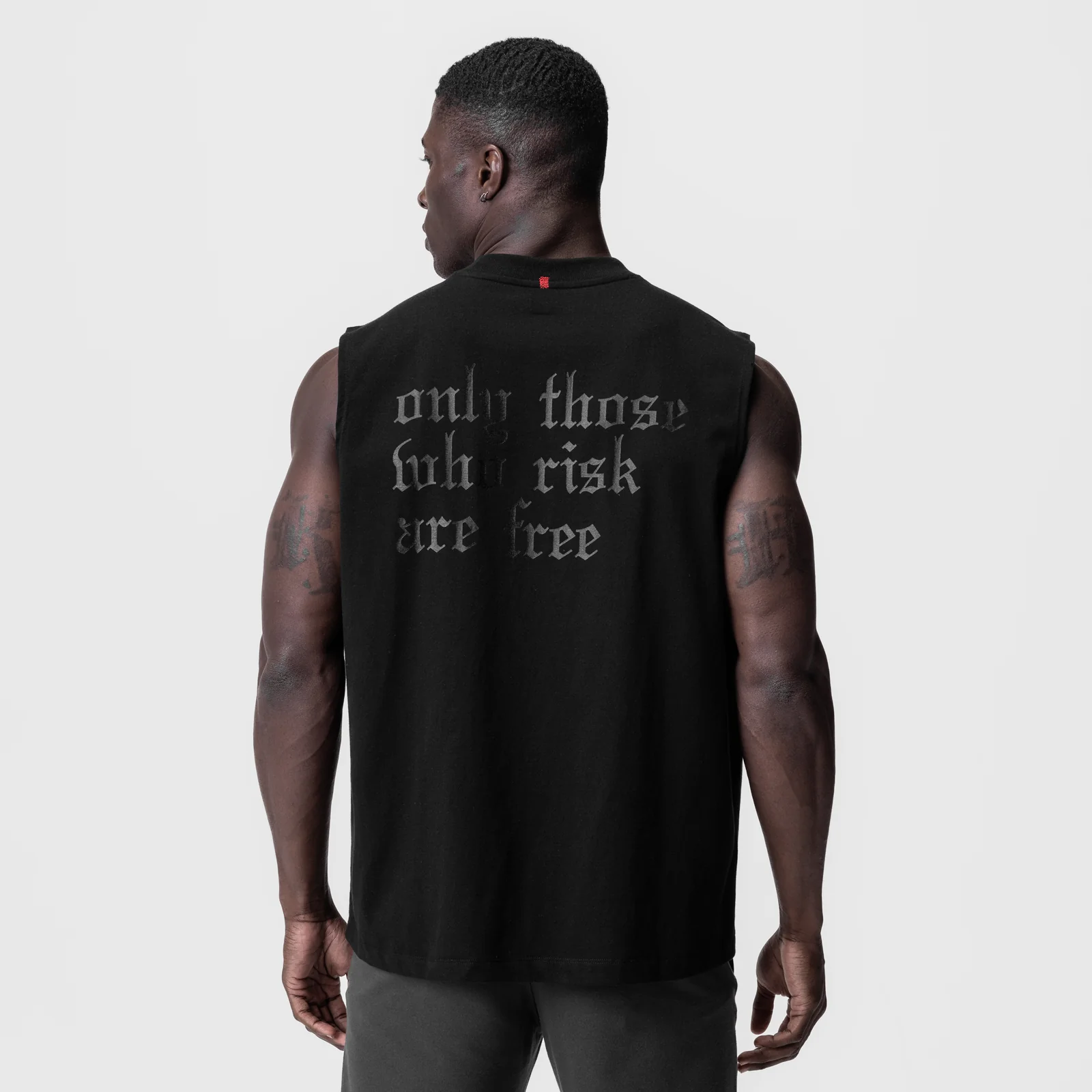 0807. Tech Essential Relaxed Cutoff - Black/Black 
