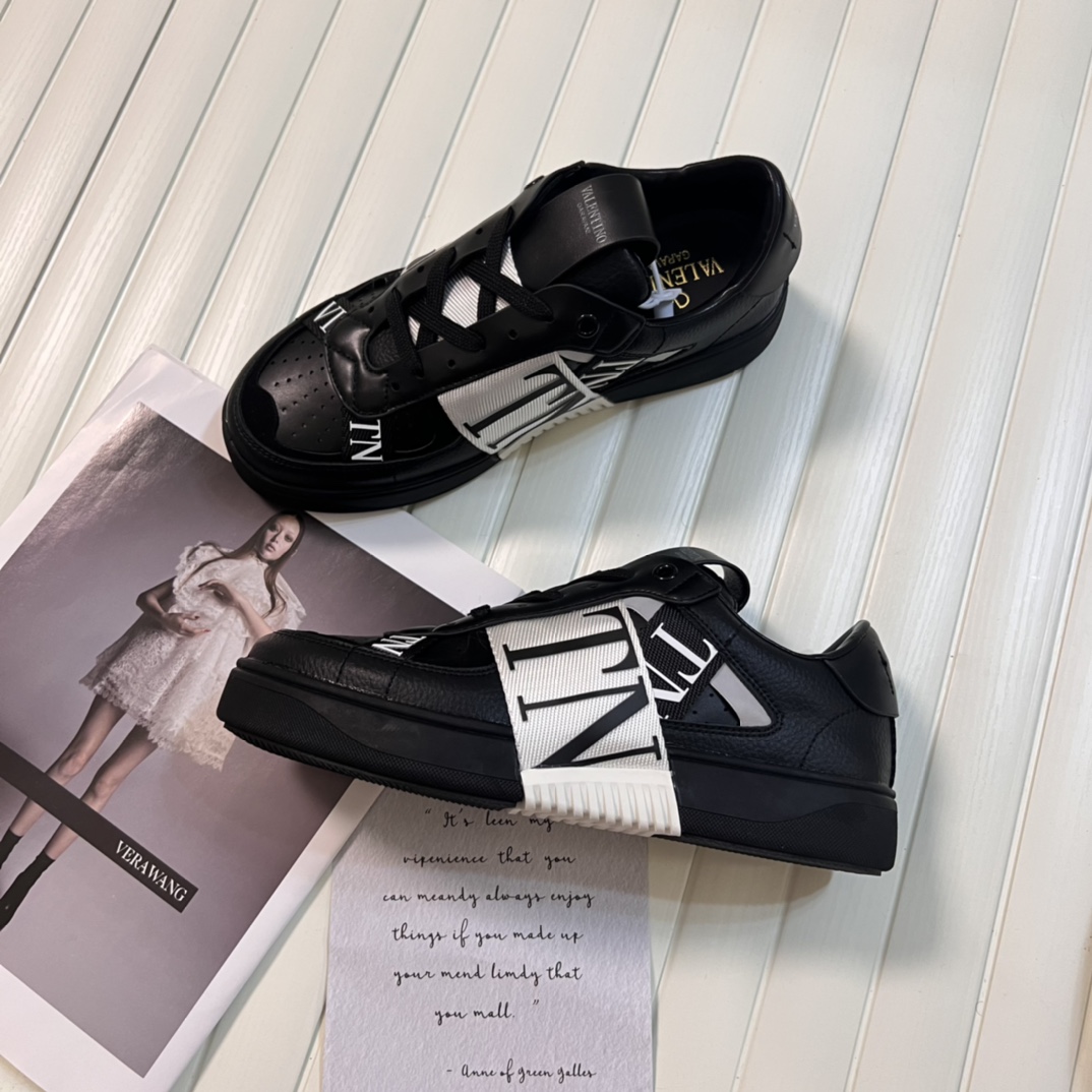 Valentino Garavani Black Grained Leather White Logo Ribbon VL7N Low Top Sneakers - KAIROO