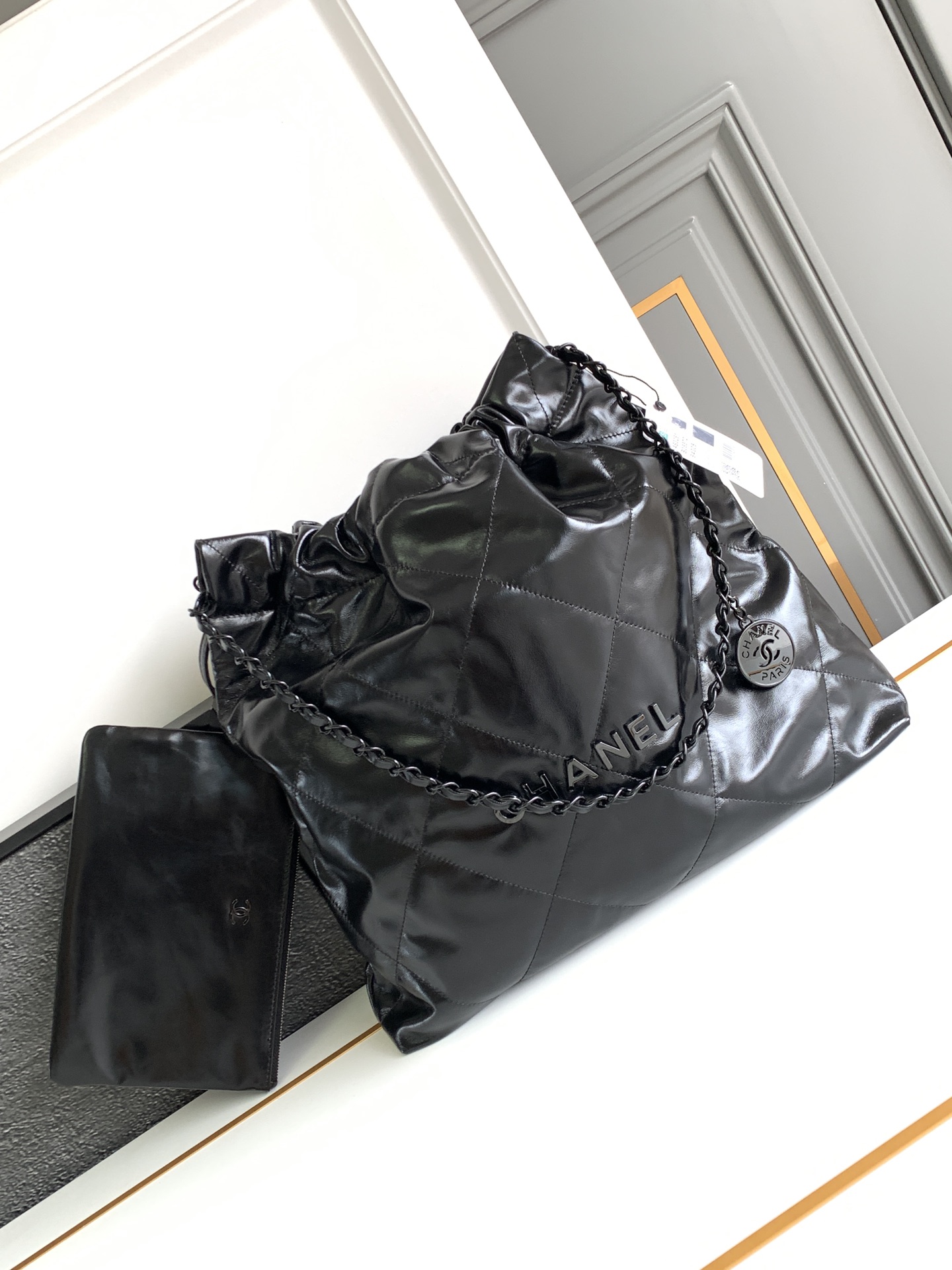 Chanel 22 Medium Handbag in Black Shiny Calfskin Black Metal AS3261