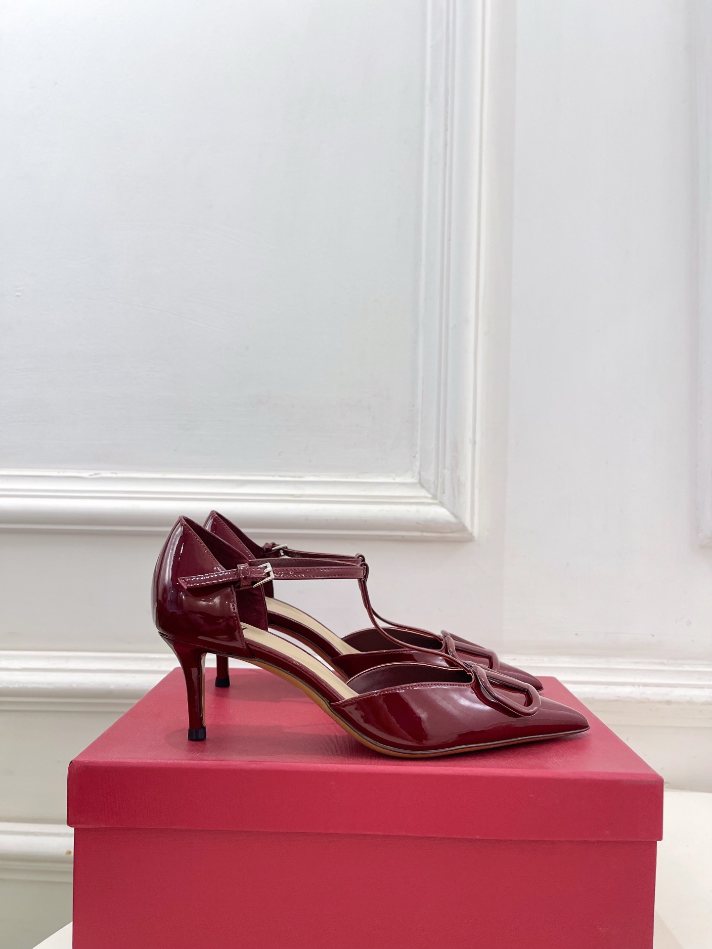 Vale*tino Vlogo Sandals