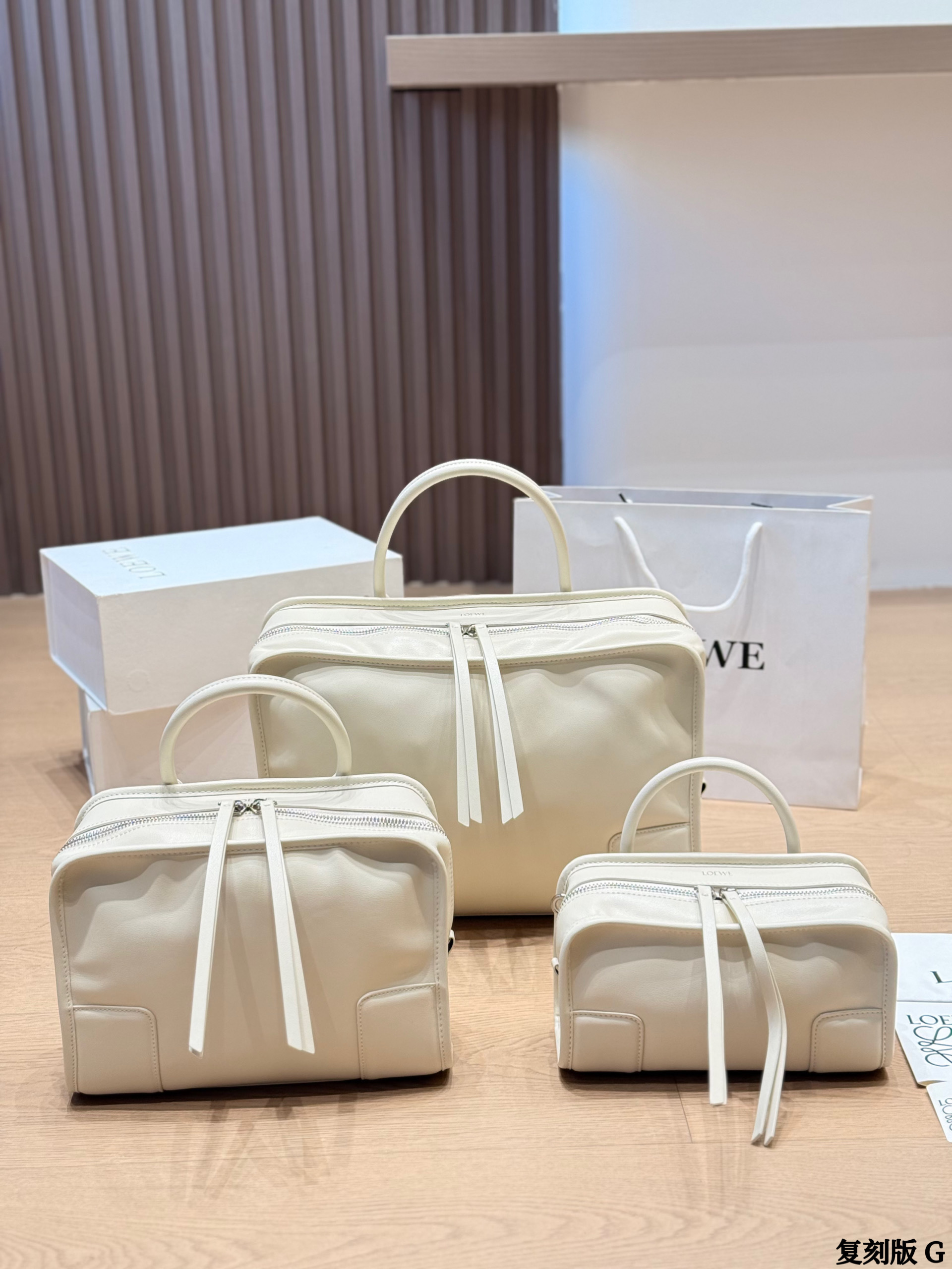 Loewe Amazona 22/25/35 Calfskin Leather Corner Patch Tassel Pulls Duffle Handle Boston Bag - KAIROO