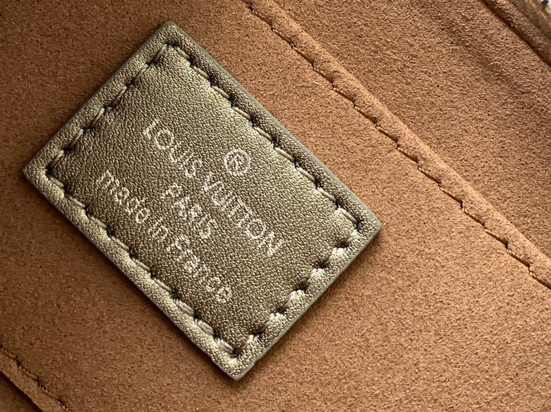 Louis Vuitton LV Lexington Pochette Shoulder Bag 21.5 Metallic Sliver Monogram Embossed Cafskin
