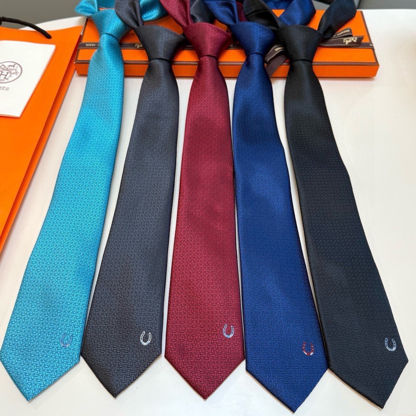 Hermès Classic Horseshoe Embroidery Silk Tie - Essential for Business Elite Styling - KAIROO