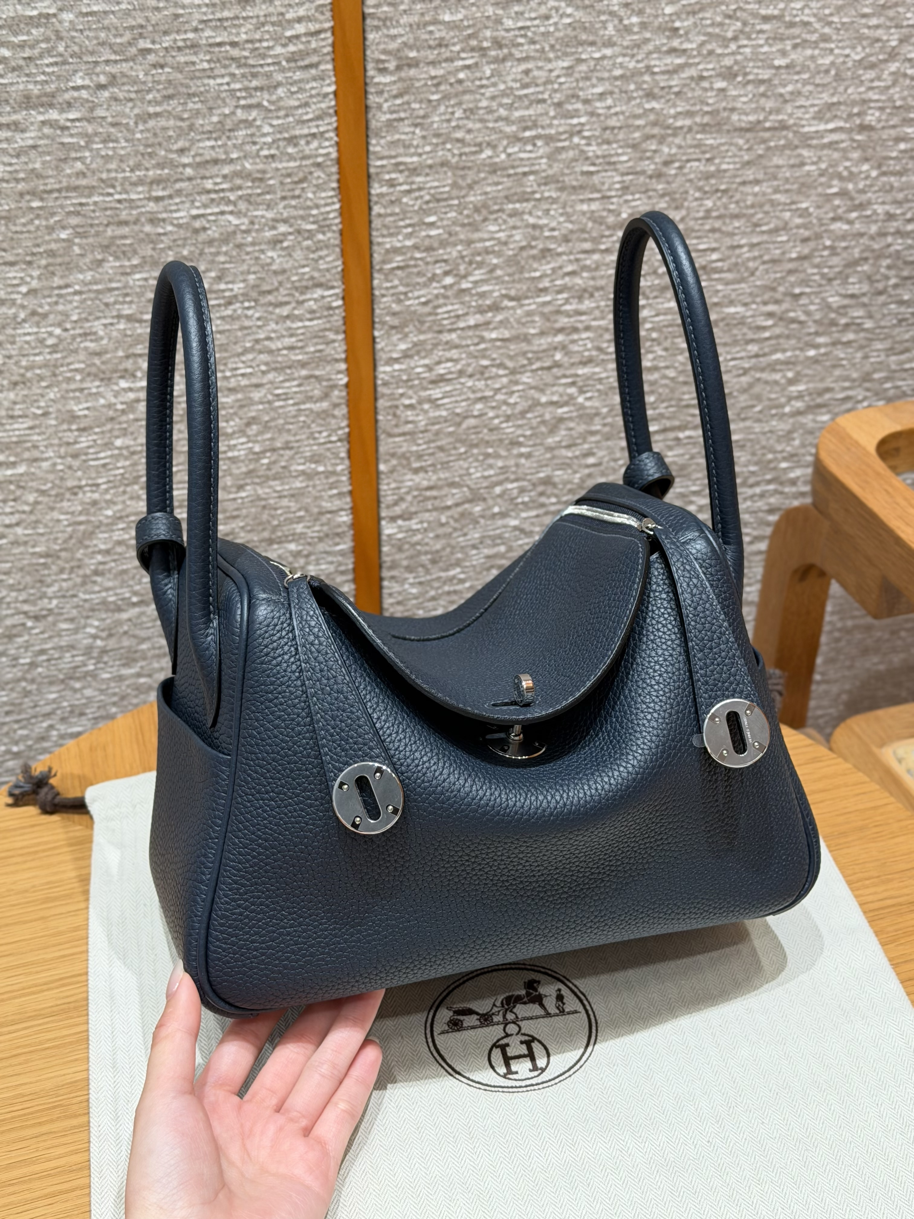 Hermes Bleu Niut Clemence Lindy 26