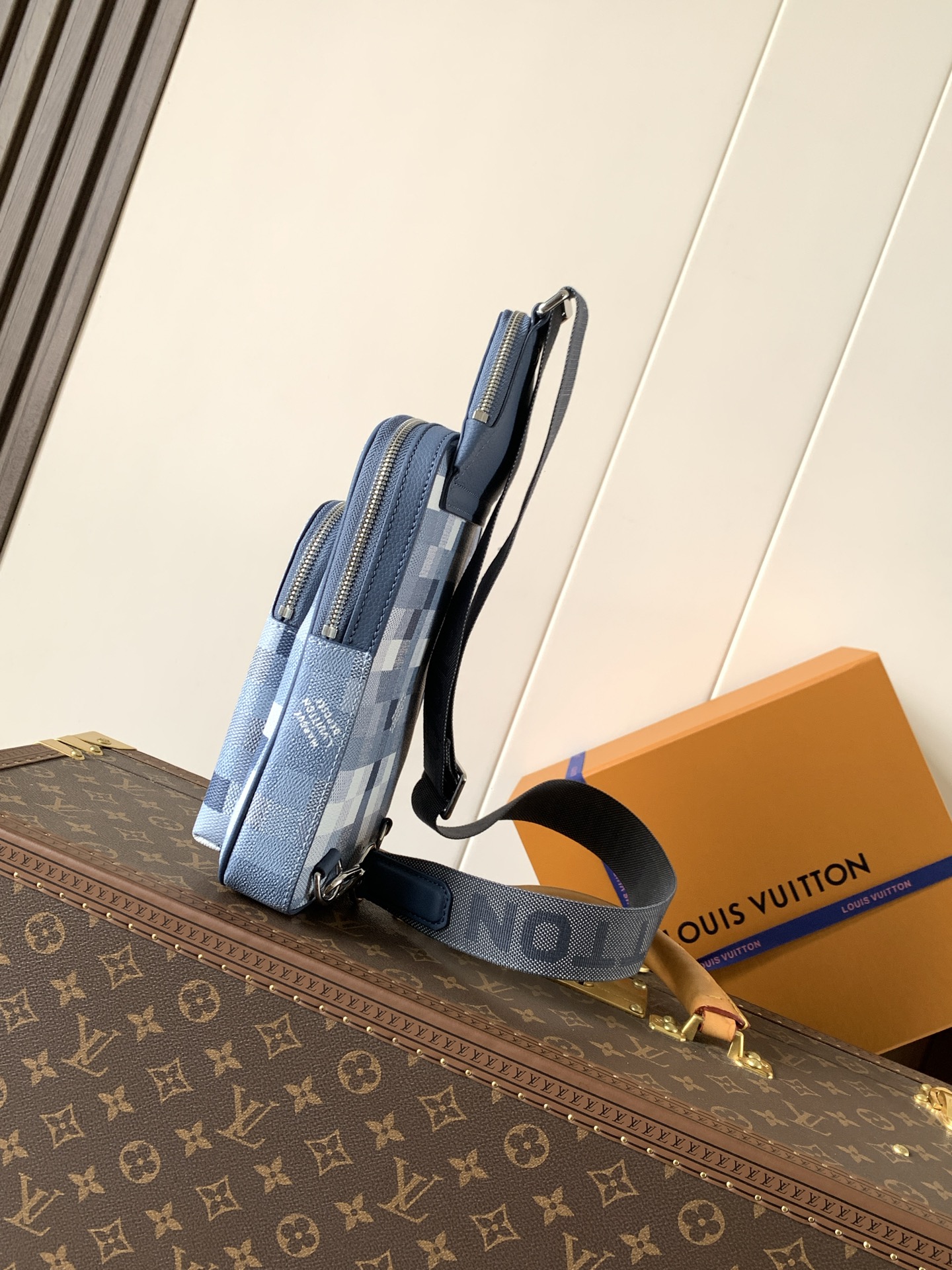 LV Louis Vuitton M28589 Avenue Slingbag PM