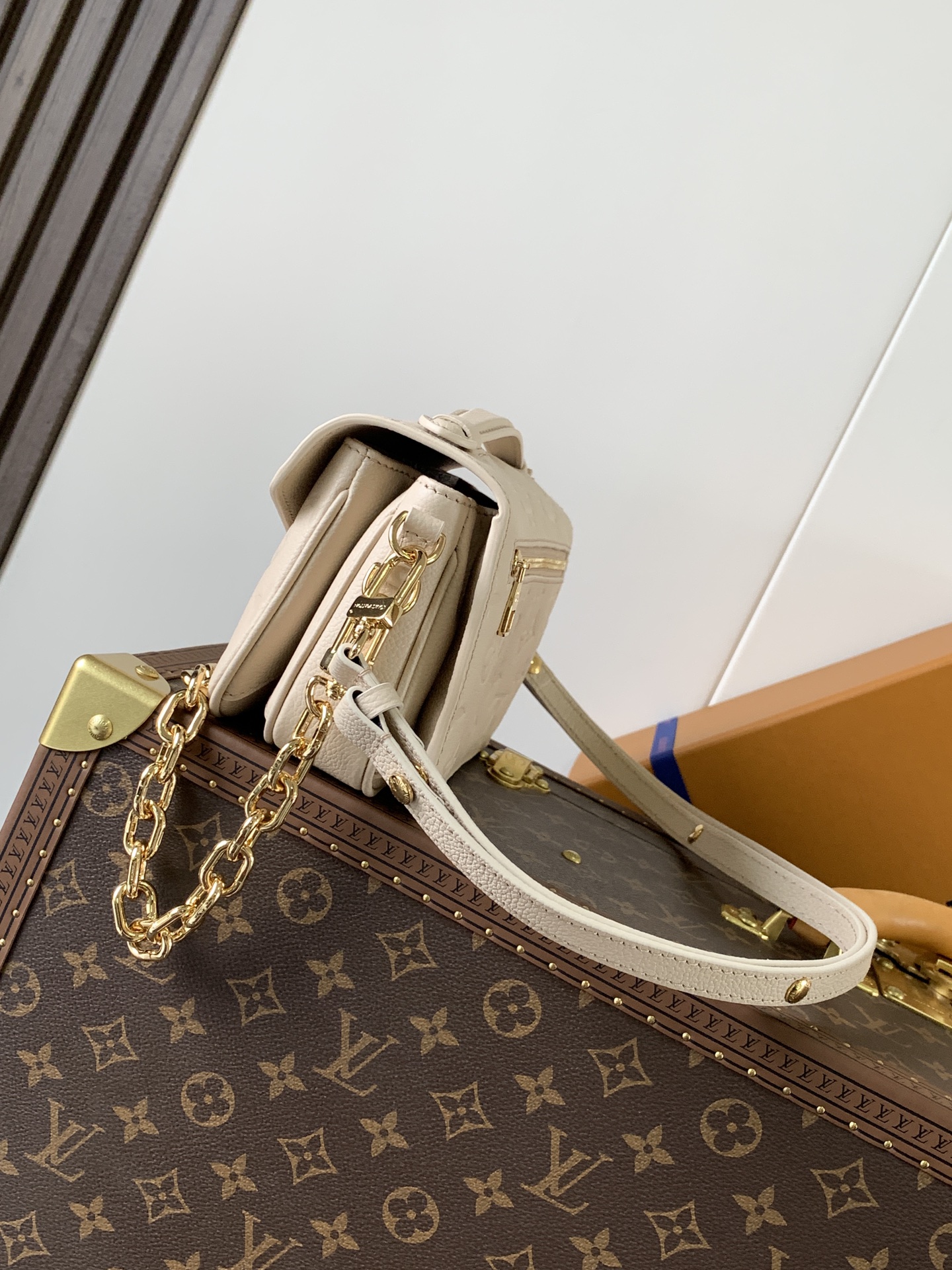 M22942  Pochette Métis East West Bag in Crème Monogram Empreinte leather