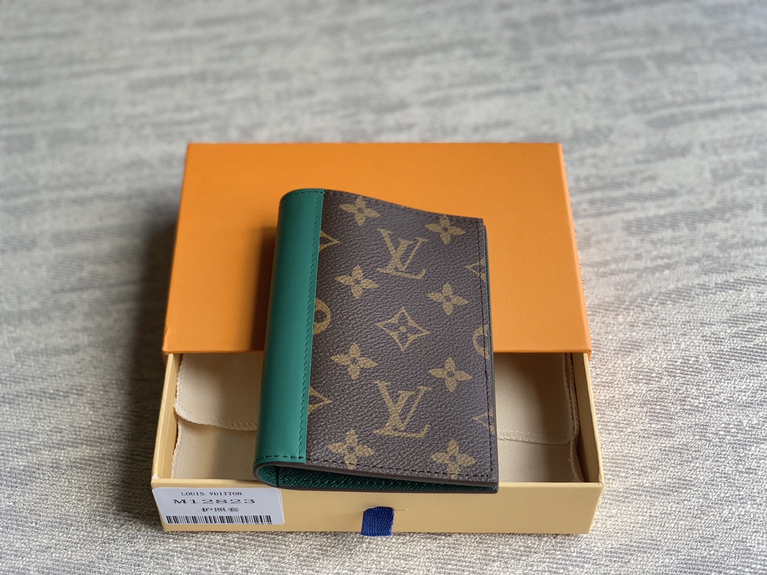 M12823 LV Passport Cover Monogram Canvass-Green