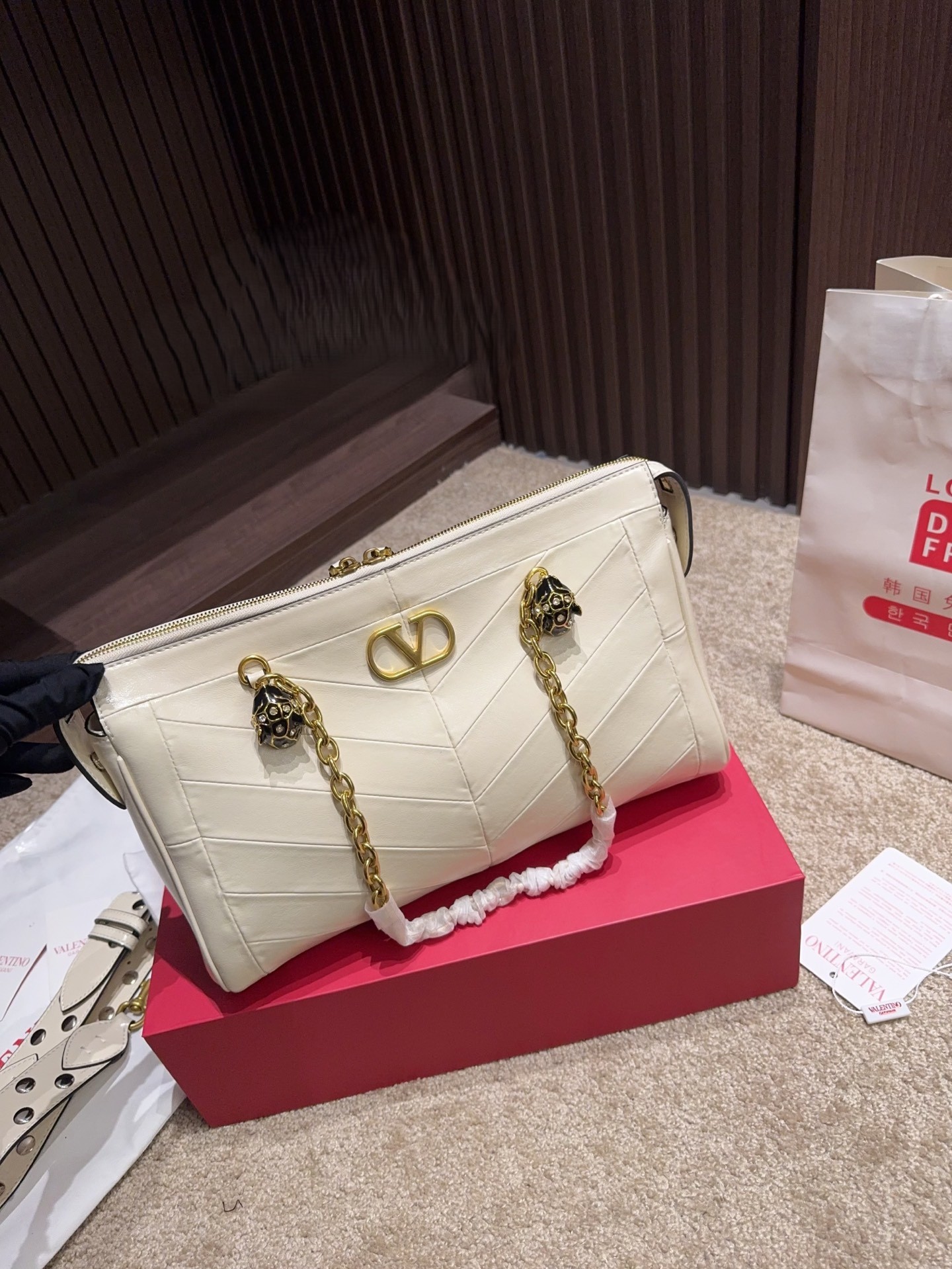 Valentino Garavani Panthea White Chevron Quilted Color-block Leather Enameled Feline Head Shoulder Bag - KAIROO