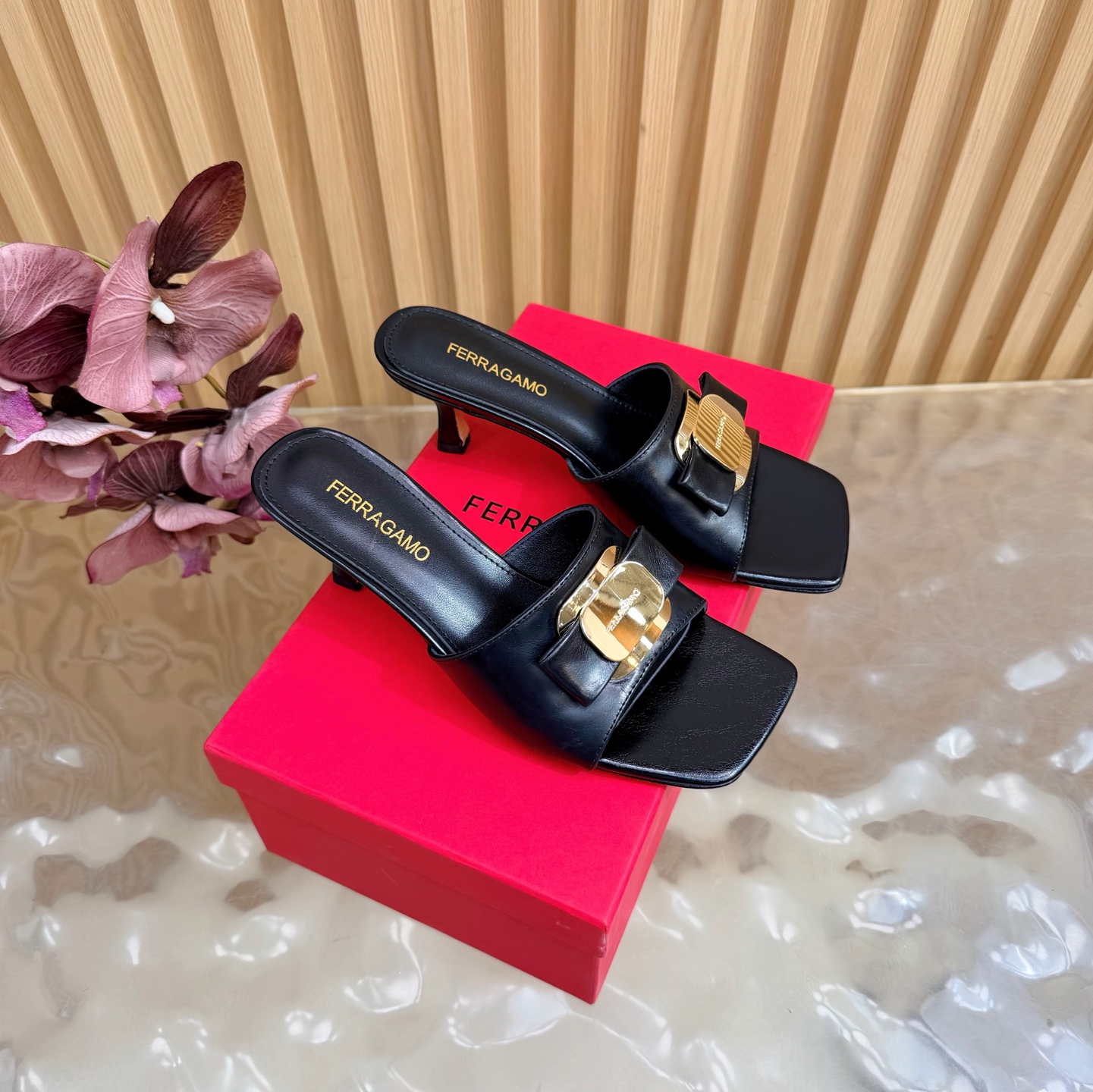 Ferragamo Shiny Leather Heeled Side