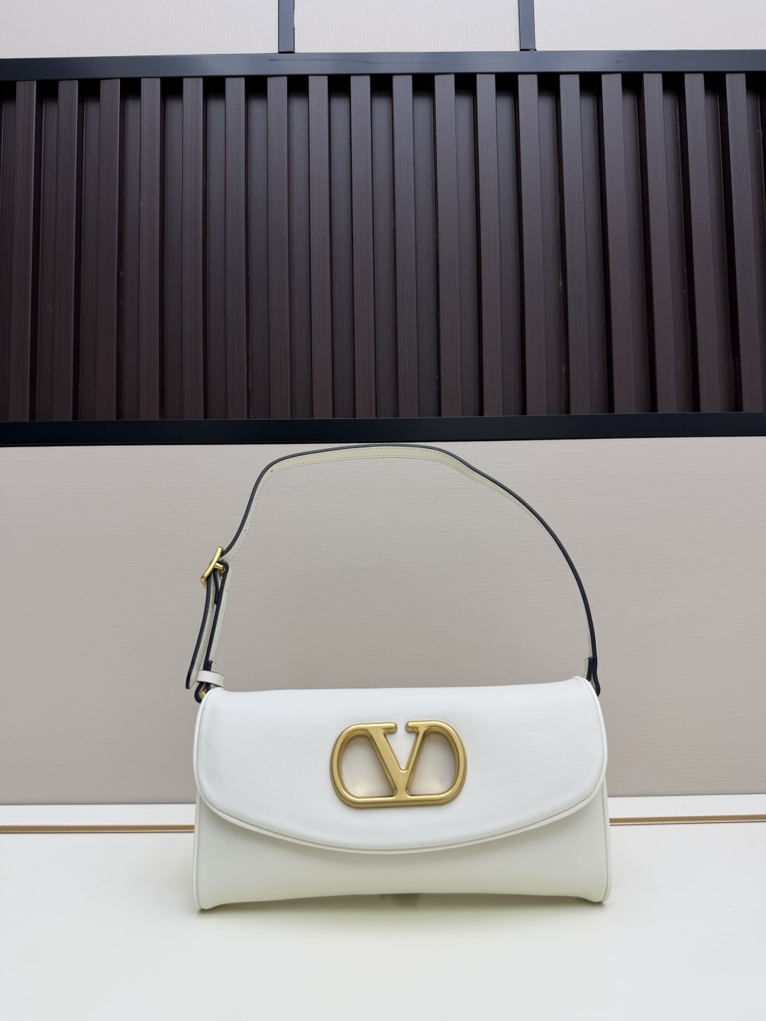 Valentino Devain Cuir Small Smooth Leather Curved Flap Gold VLogo Rounded Horizontal Shoulder Bag - KAIROO