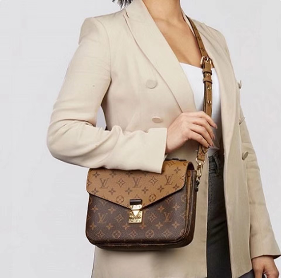 Louis Vuitton LV Pochette Metis East West M46279