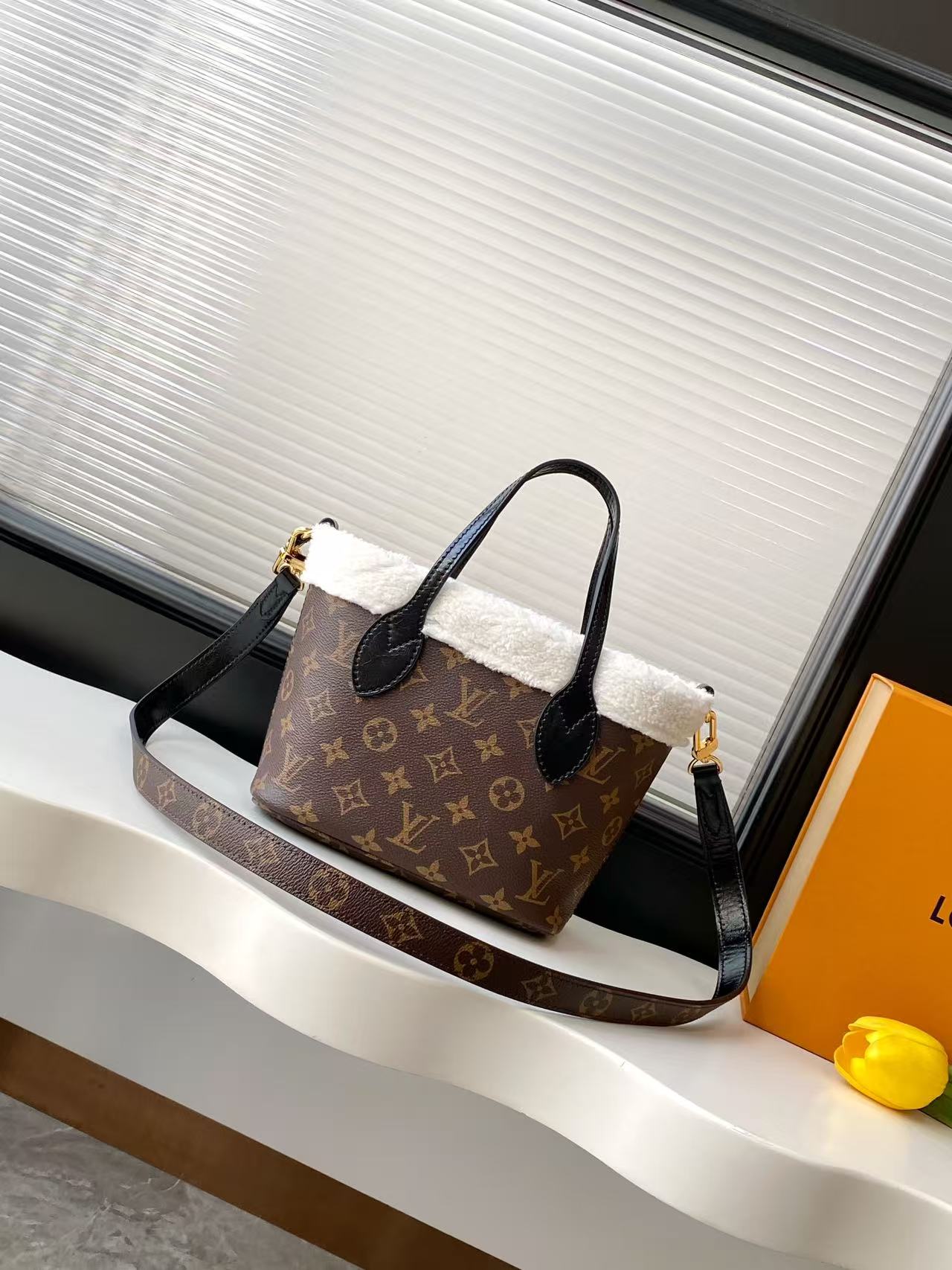 Louis Vuitton Neverfull Bandouli è re Inside Out BB handbag