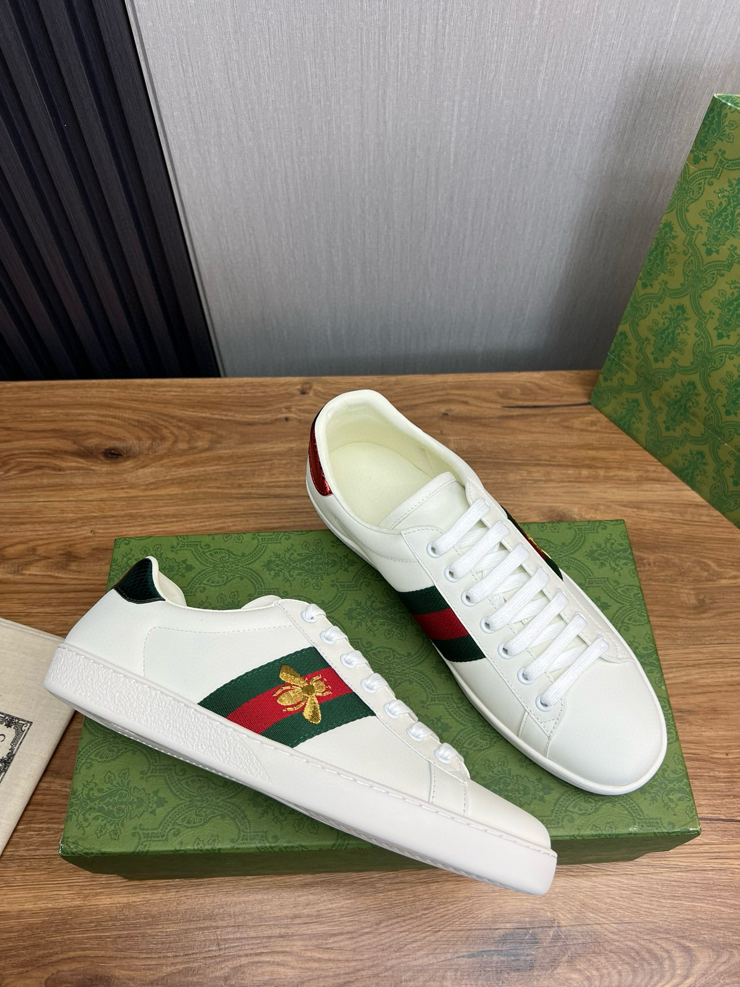 Unisex Gucci Ace Sneaker with bee